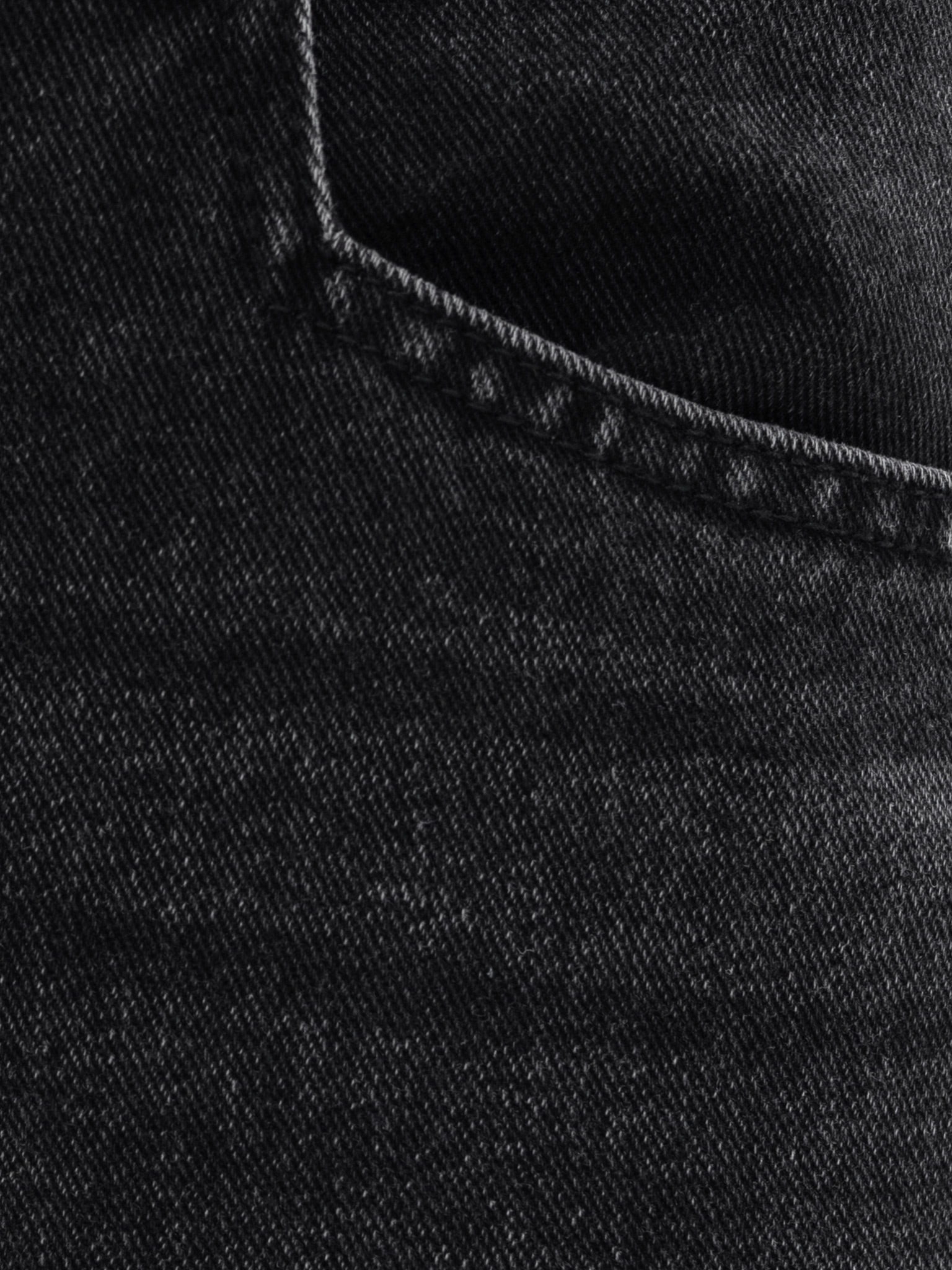 Loose jeans with distressed accent on the thighs