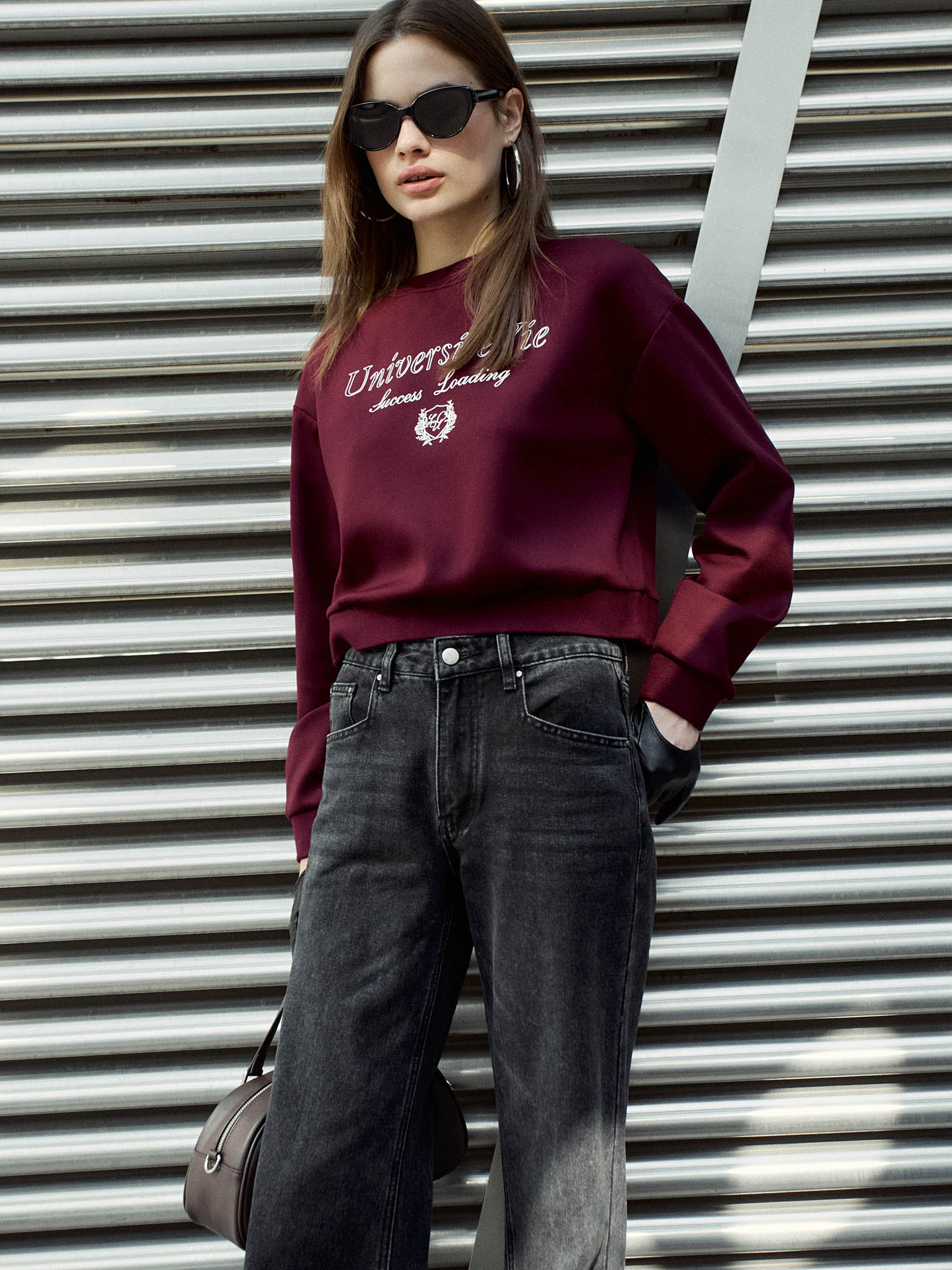 Loose jeans with distressed accent on the thighs