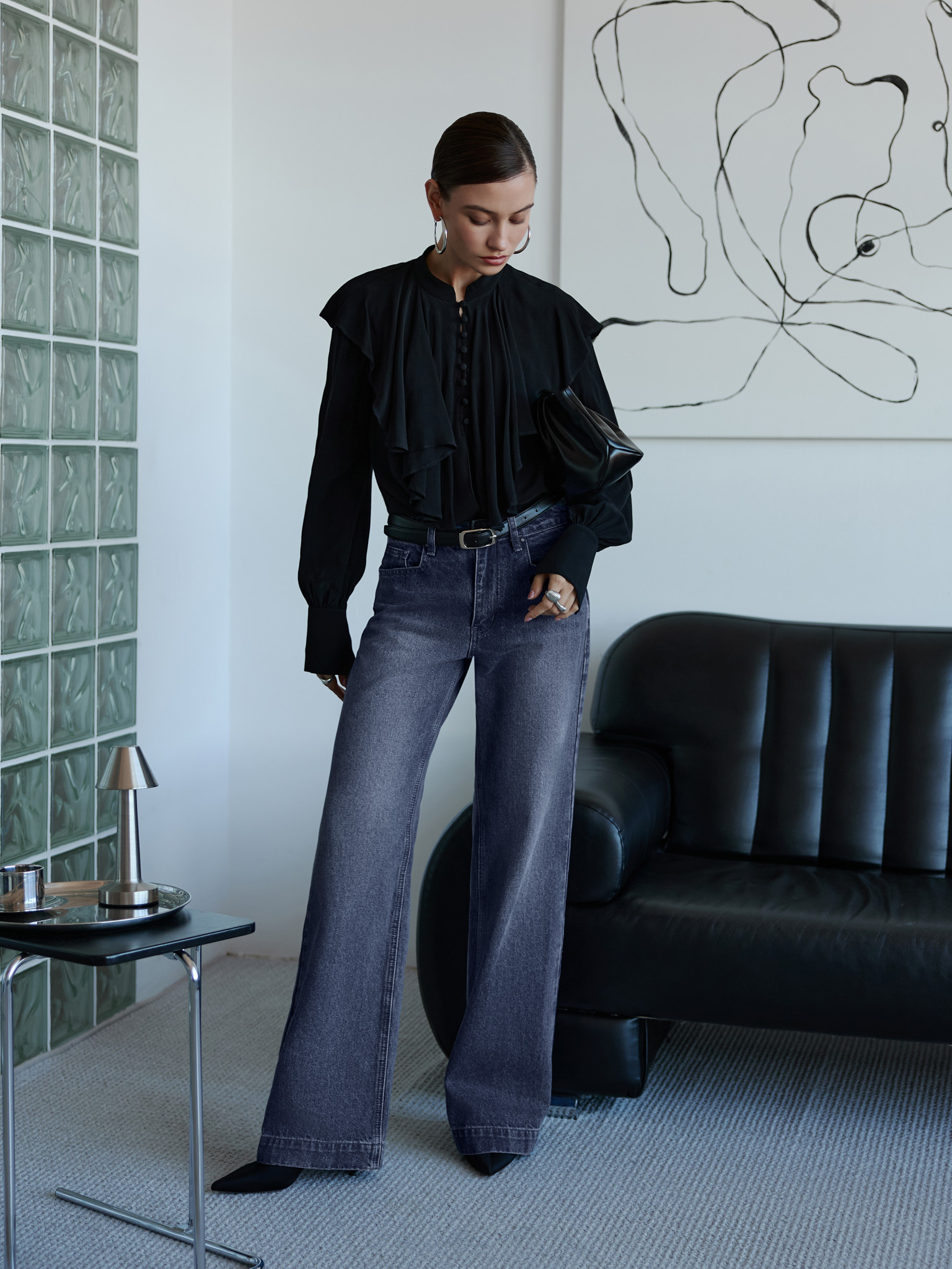 Loose jeans with distressed accent on the thighs