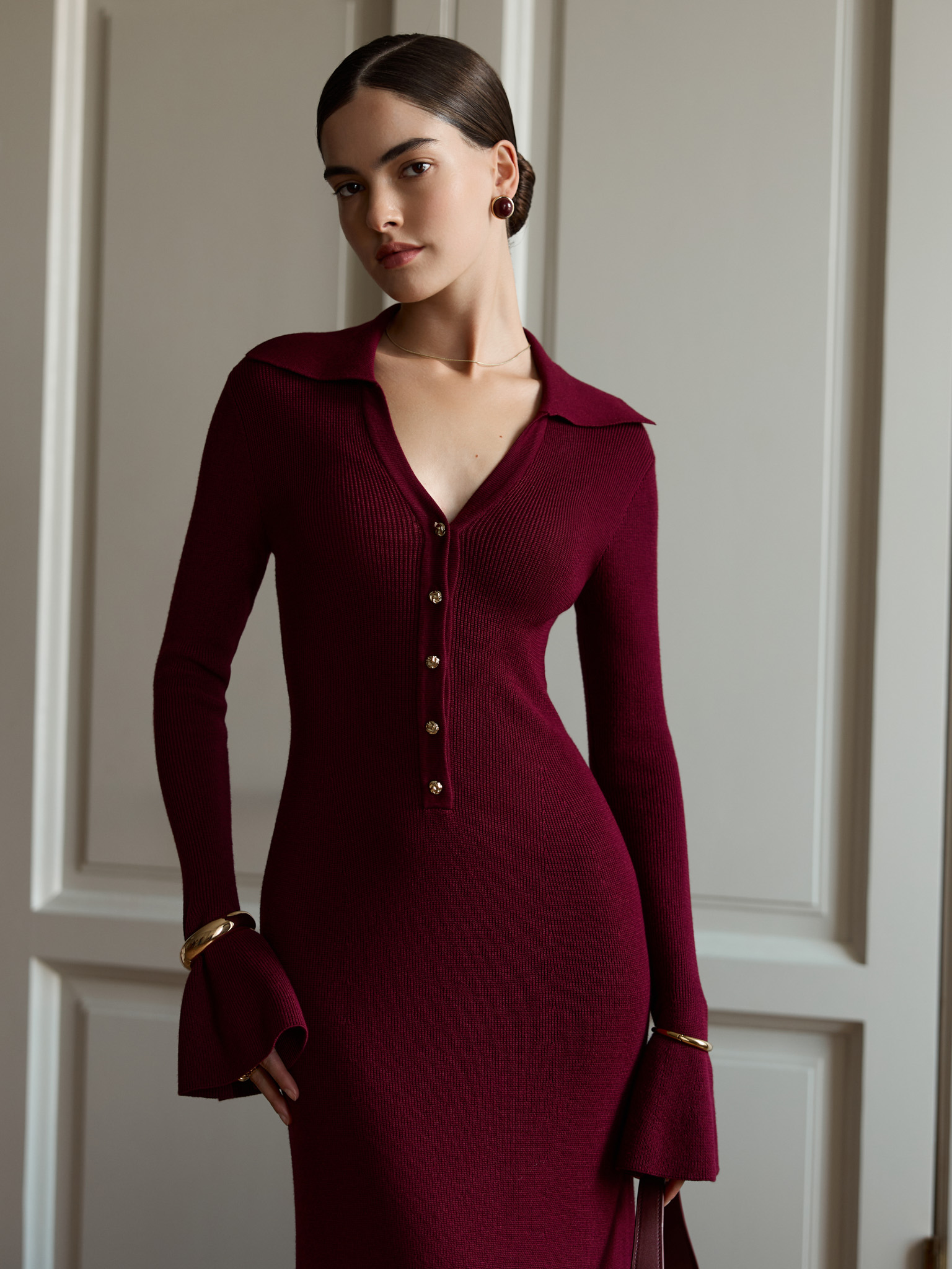 Rib-knit maxi dress with voluminous cuffs and button fastening