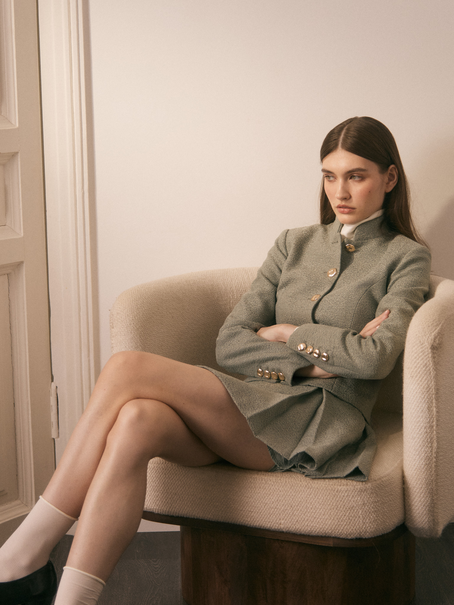 Straight jacket with stand-up collar and large buttons