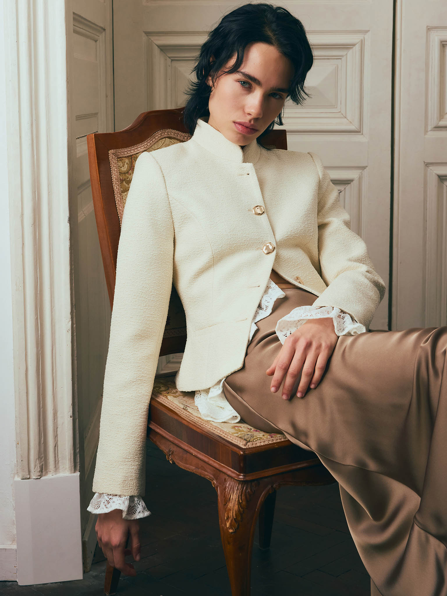 Straight jacket with stand-up collar and large buttons