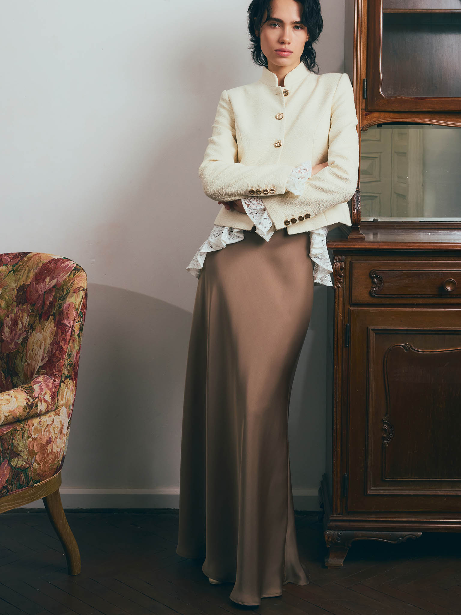 Straight jacket with stand-up collar and large buttons