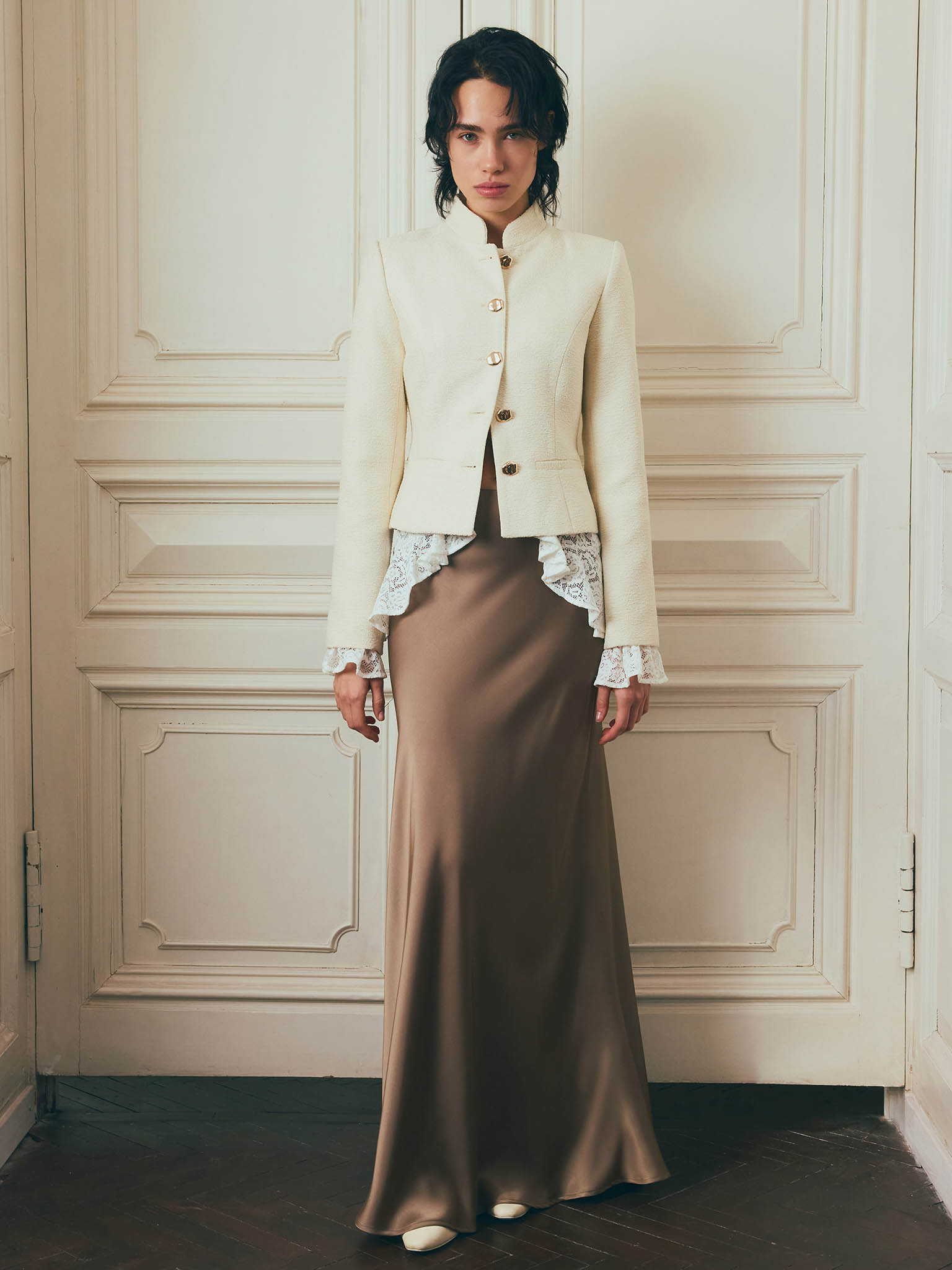 Straight jacket with stand-up collar and large buttons