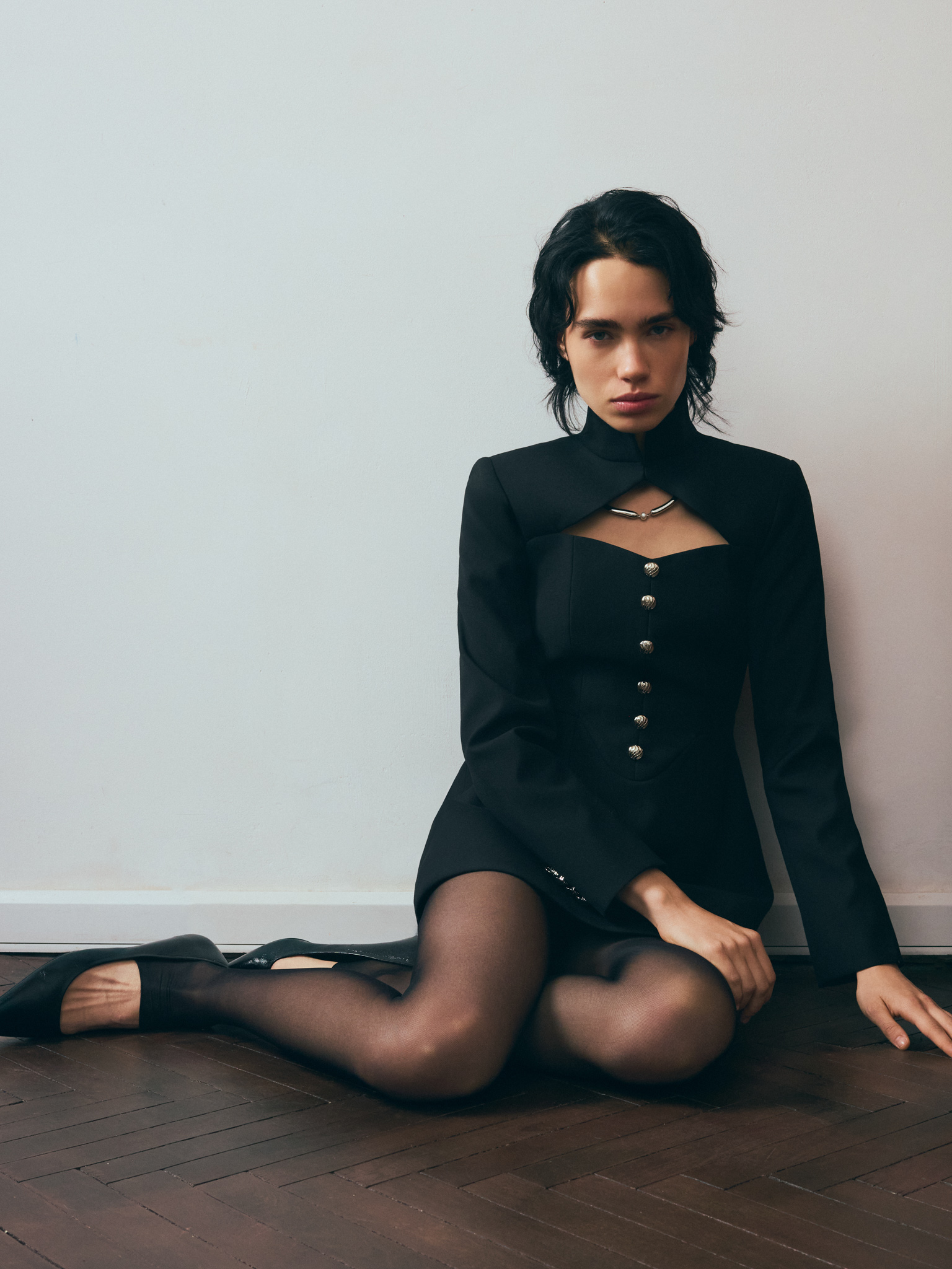 Платье мини с фигурным вырезом на груди и крупными пуговицами