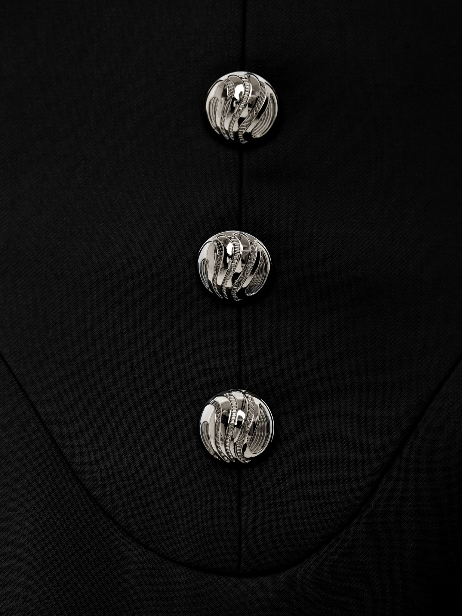 Платье мини с фигурным вырезом на груди и крупными пуговицами