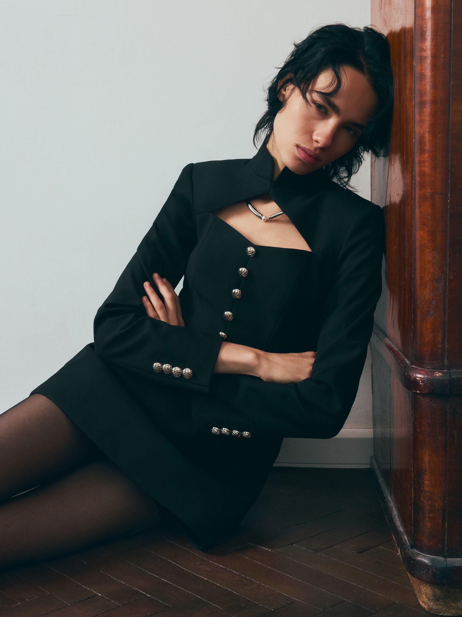 Платье мини с фигурным вырезом на груди и крупными пуговицами