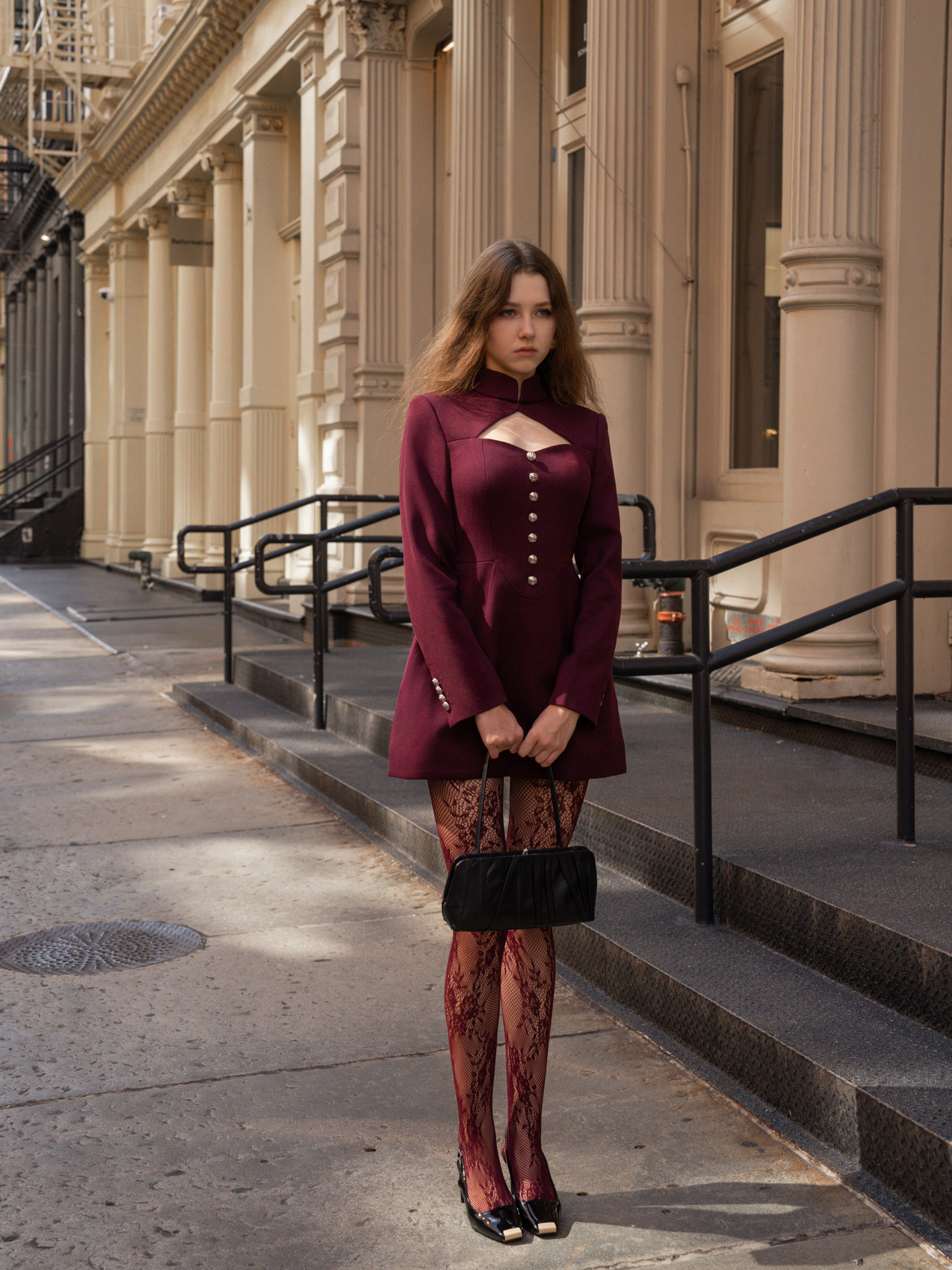 Платье мини с фигурным вырезом на груди и крупными пуговицами