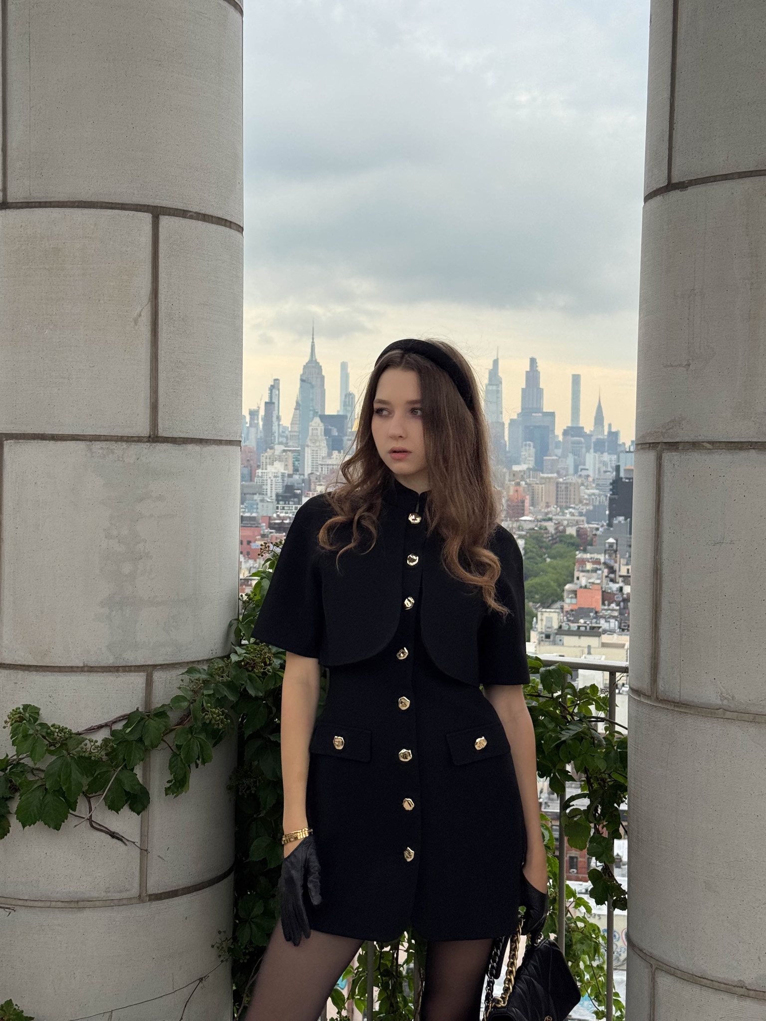 Mini robe avec col montant et imitation cape