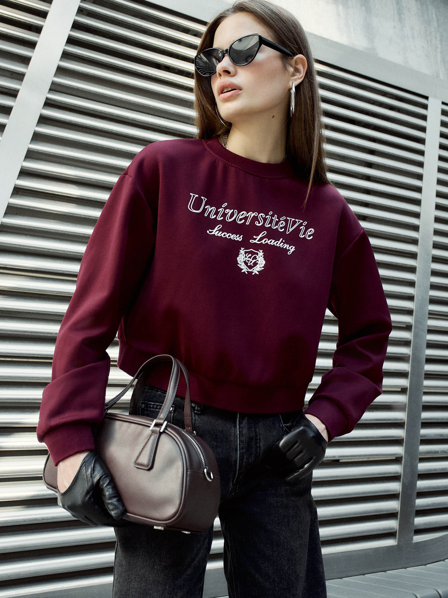 Свободный свитшот с крупной надписью