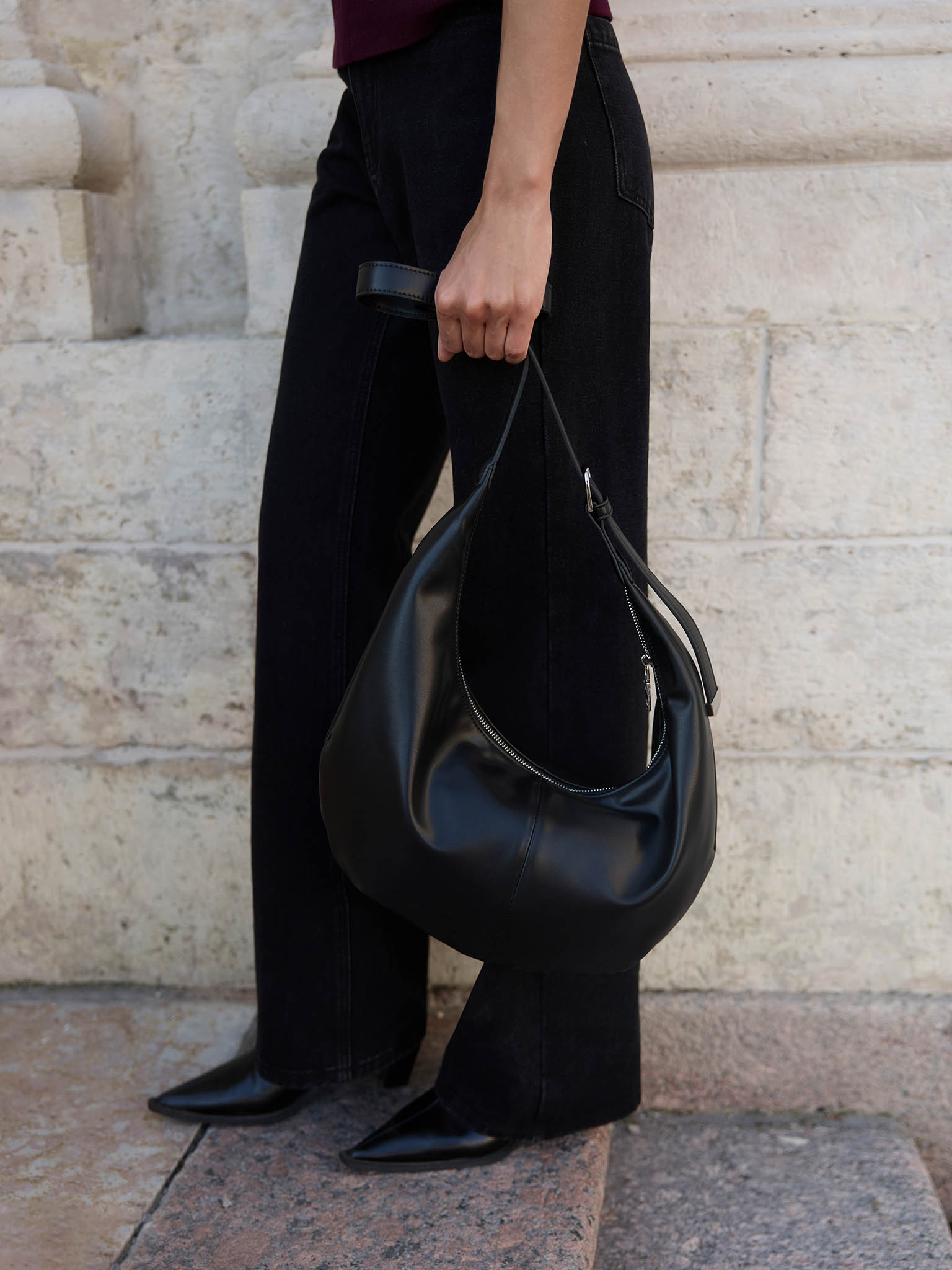 Półokrągła torebka z długim paskiem na ramię