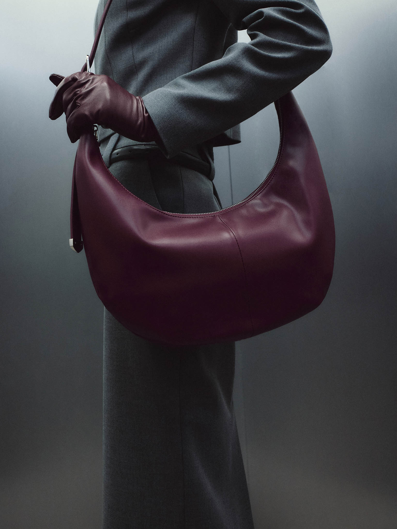 Полукруглая сумка на длинном плечевом ремне