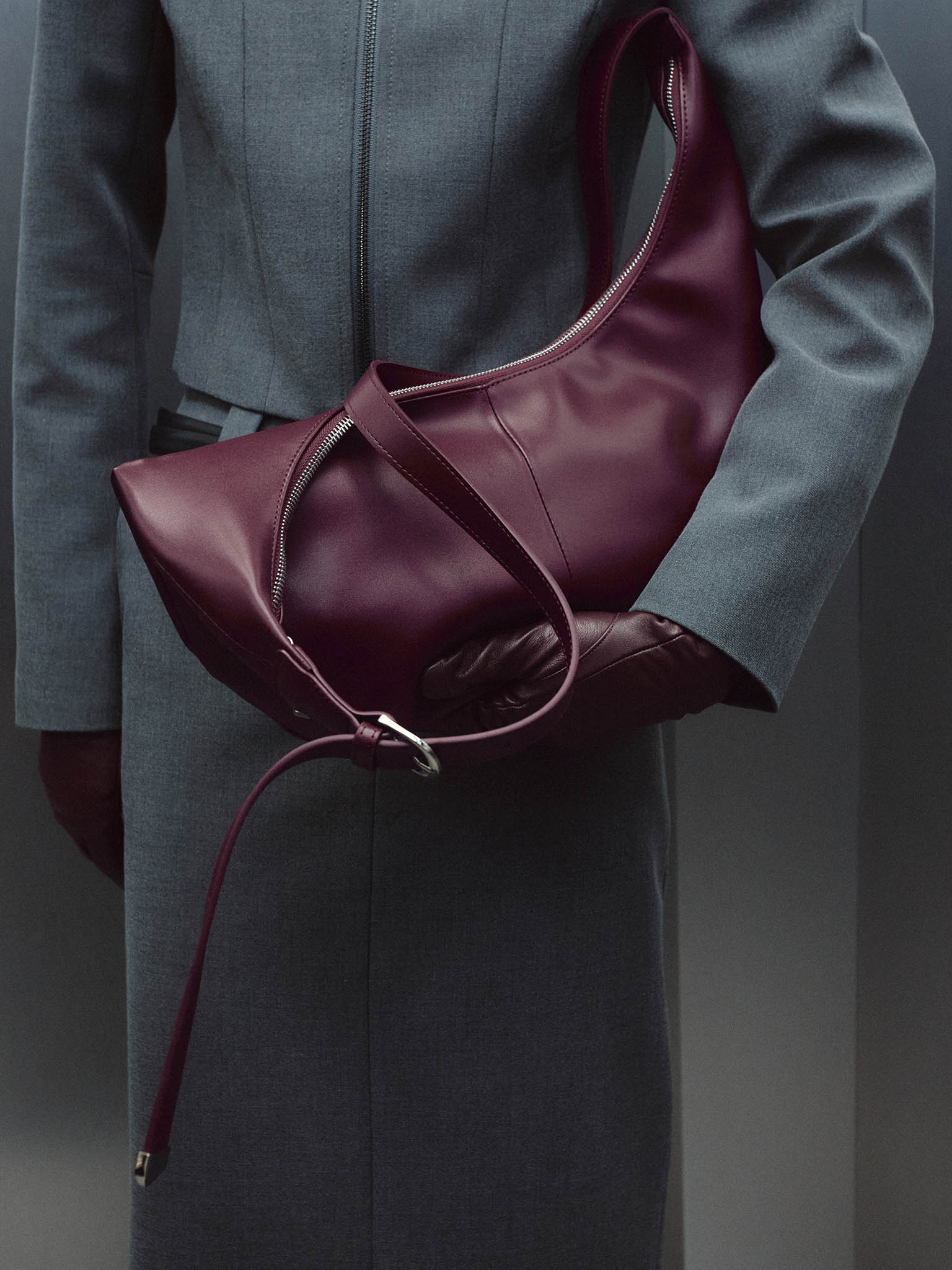 Полукруглая сумка на длинном плечевом ремне