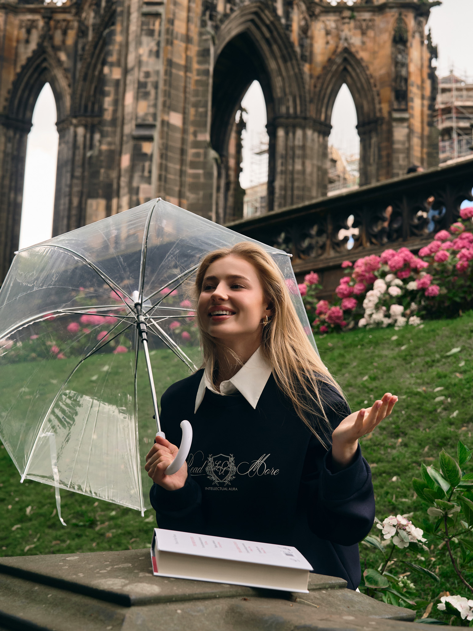 Loose sweatshirt with detachable collar