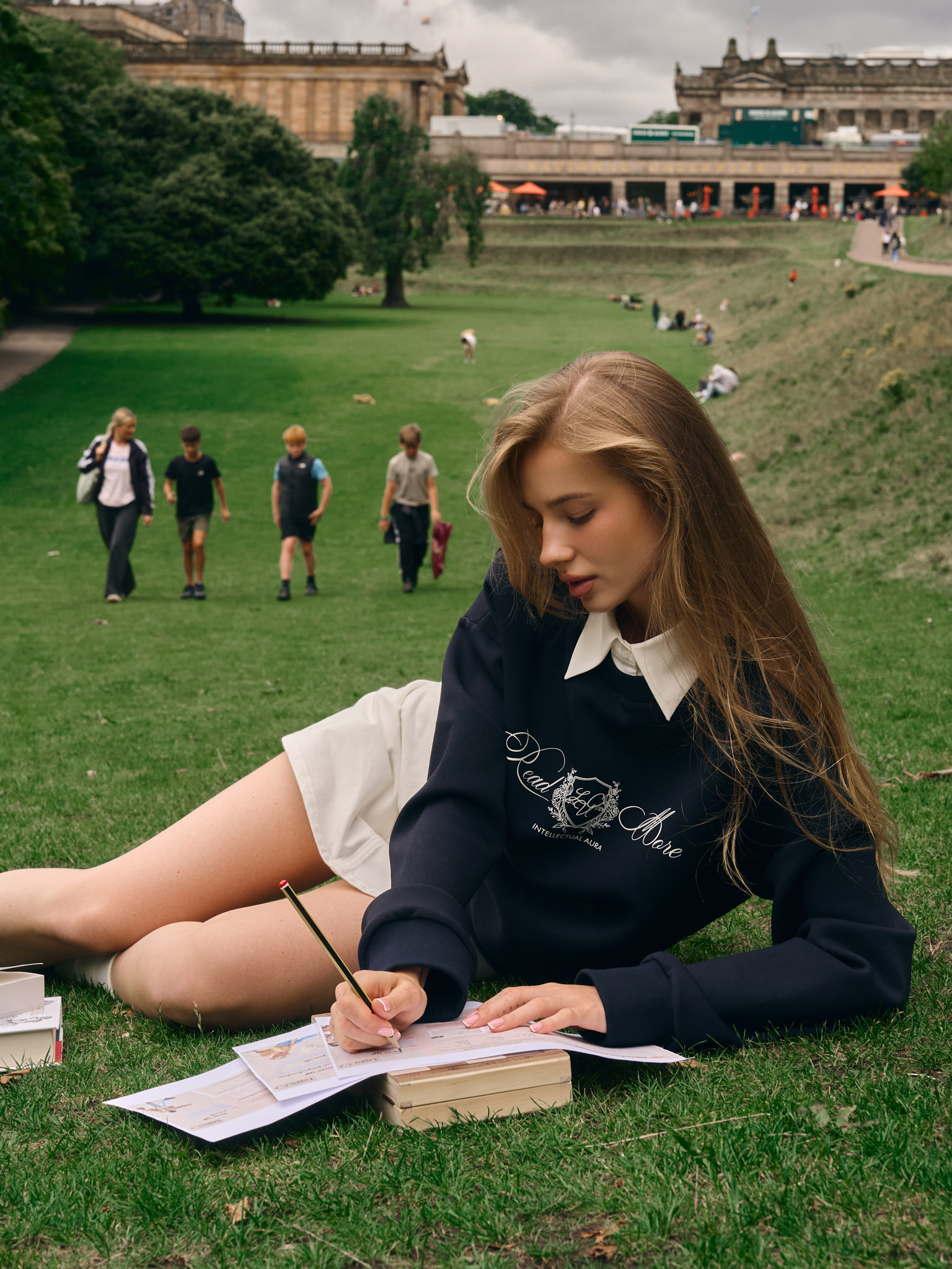 Loose sweatshirt with detachable collar