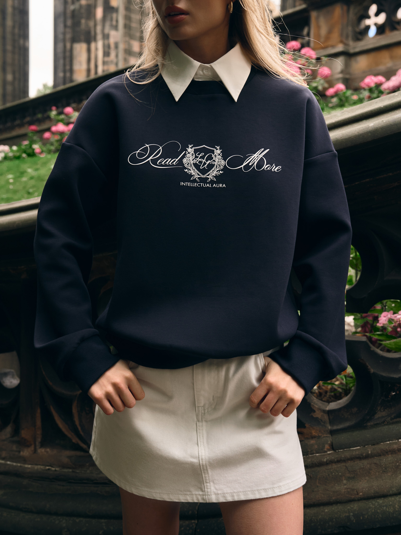 Loose sweatshirt with detachable collar