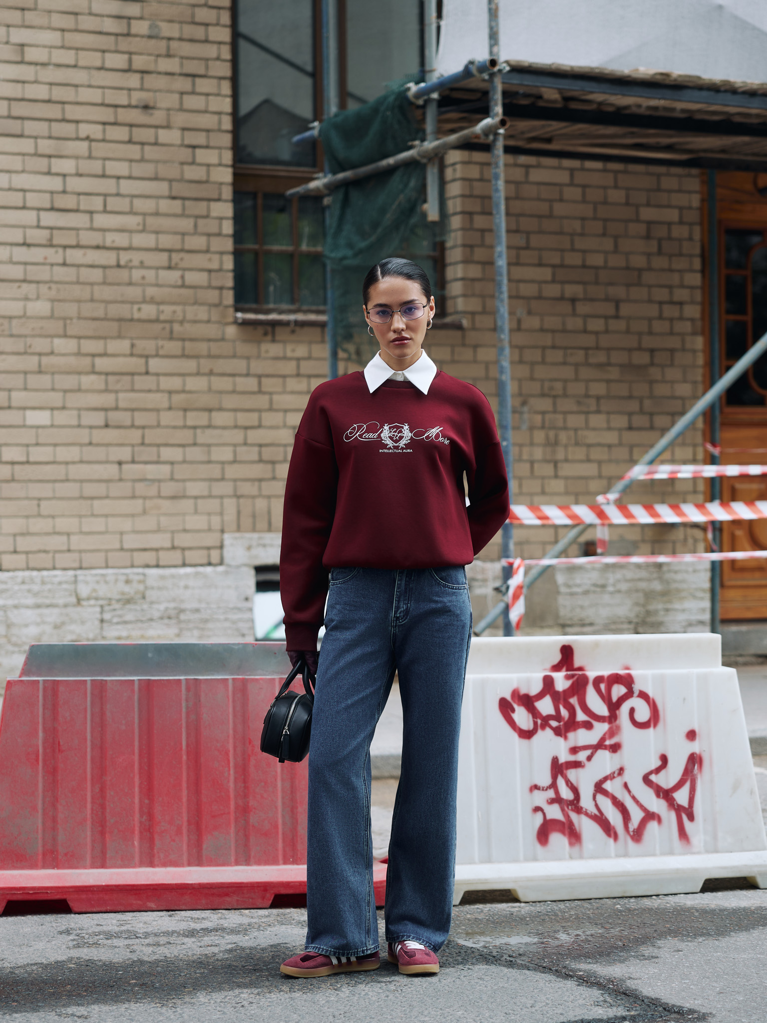 Loose sweatshirt with detachable collar