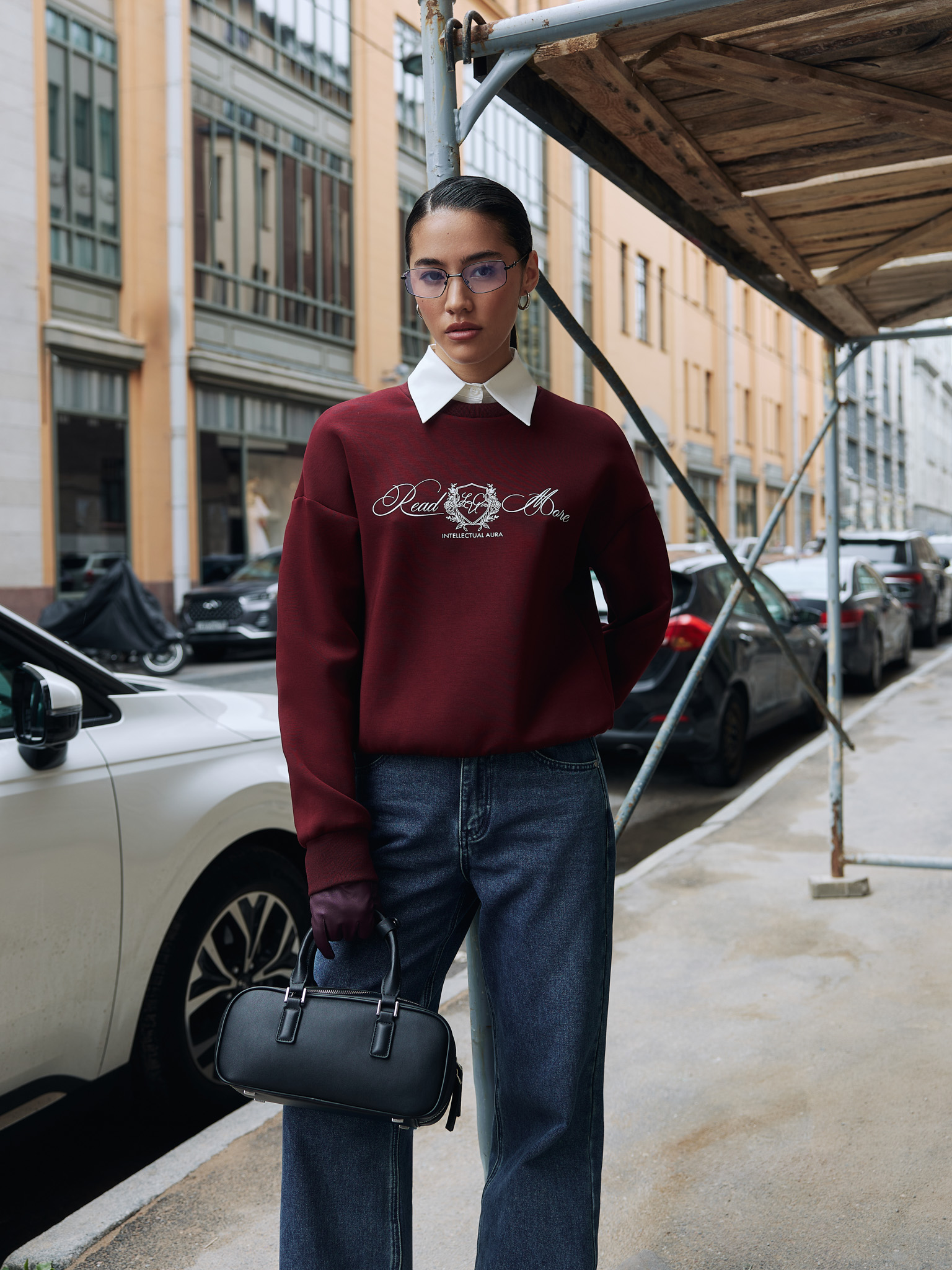 Loose sweatshirt with detachable collar