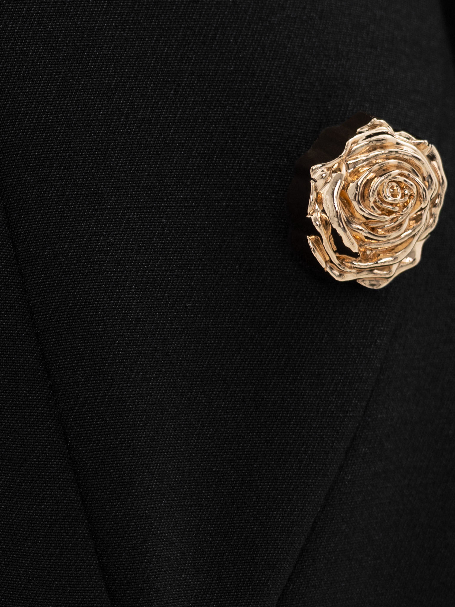 Mini dress with a slit on the skirt and accent buttons