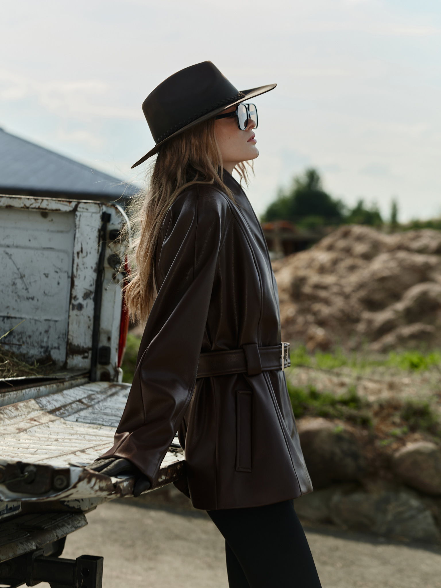 Gerade Jacke aus Eco-Leder mit breitem Gürtel