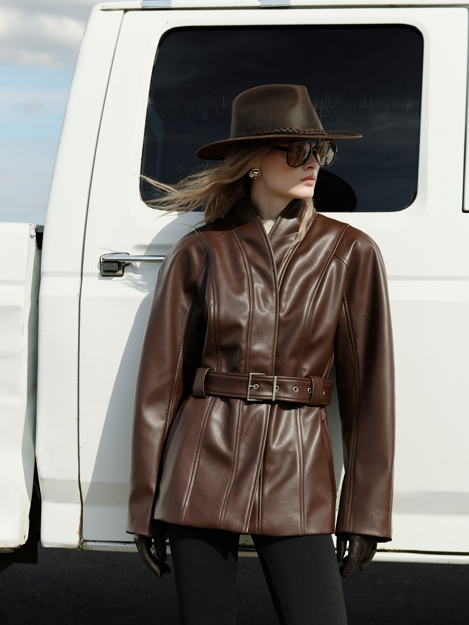 Gerade Jacke aus Eco-Leder mit breitem Gürtel