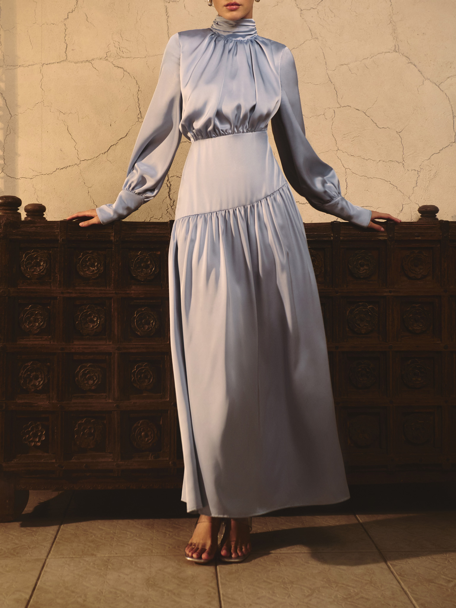 Smooth fitted maxi dress with pleats on the bodice