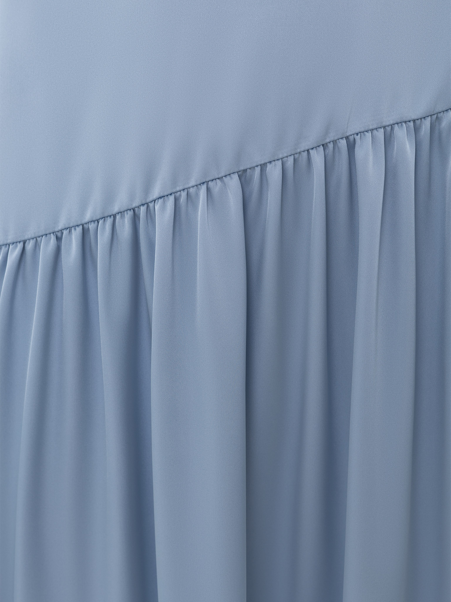 Smooth fitted maxi dress with pleats on the bodice