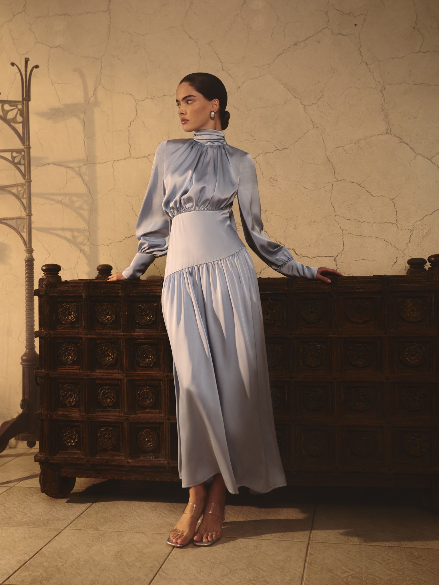 Smooth fitted maxi dress with pleats on the bodice