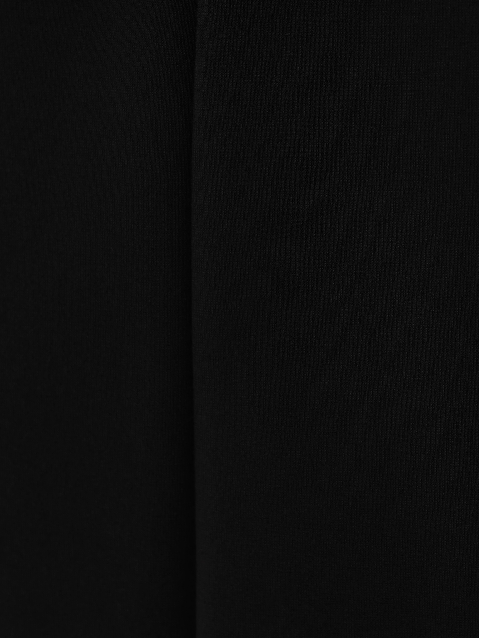 فستان قصير مع عباءة على الكتف وأزرار زهور