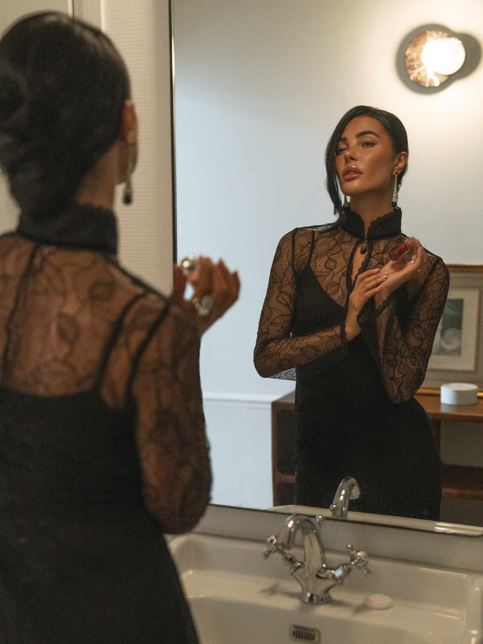 Приталенное платье макси из гипюра с высоким воротником