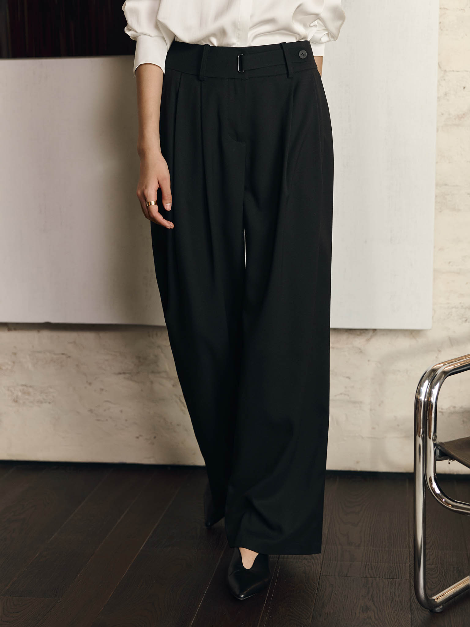 Loose trousers with snap at the waist