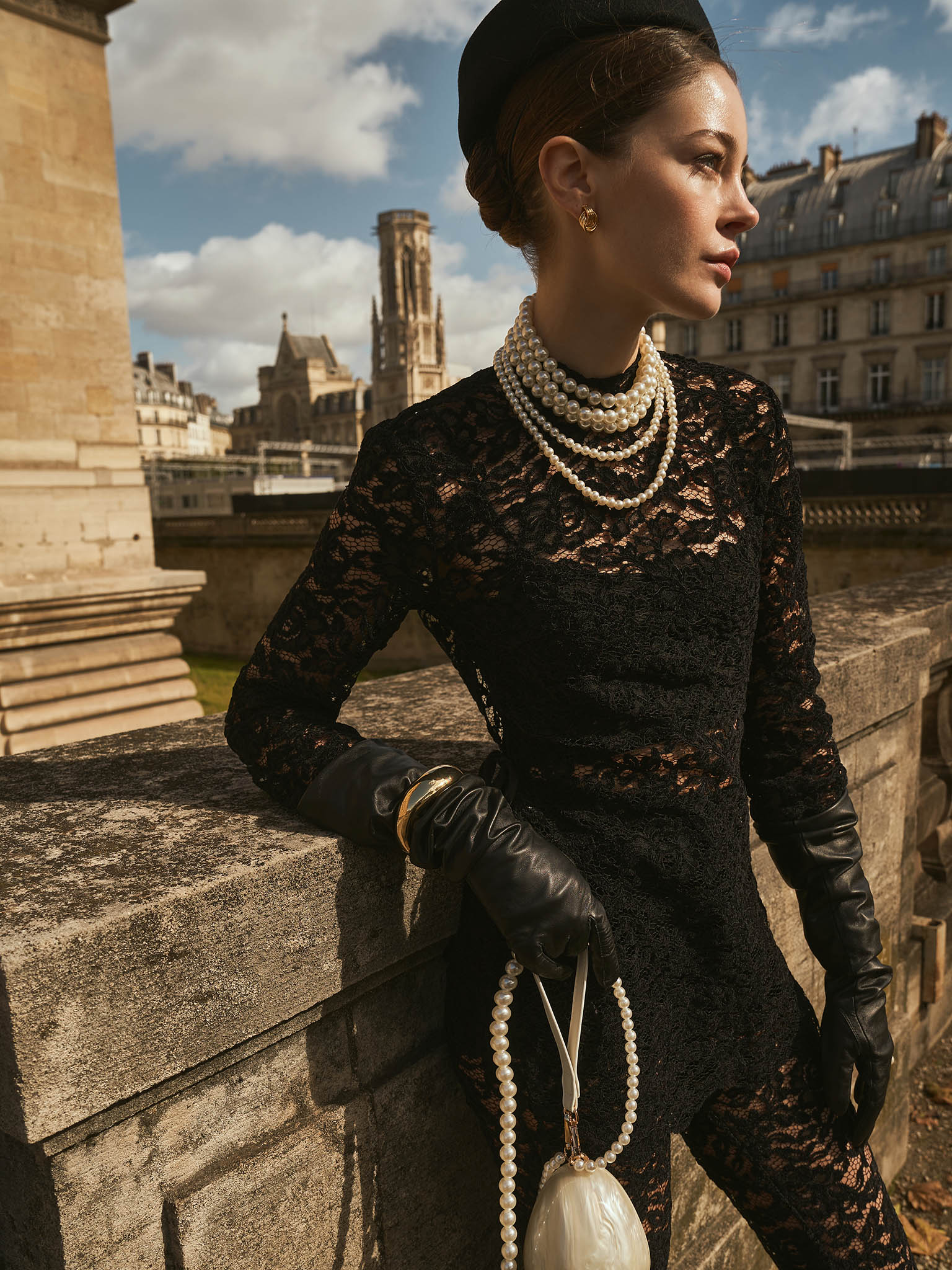 بلوزة دانتيل مع توب كاروهات