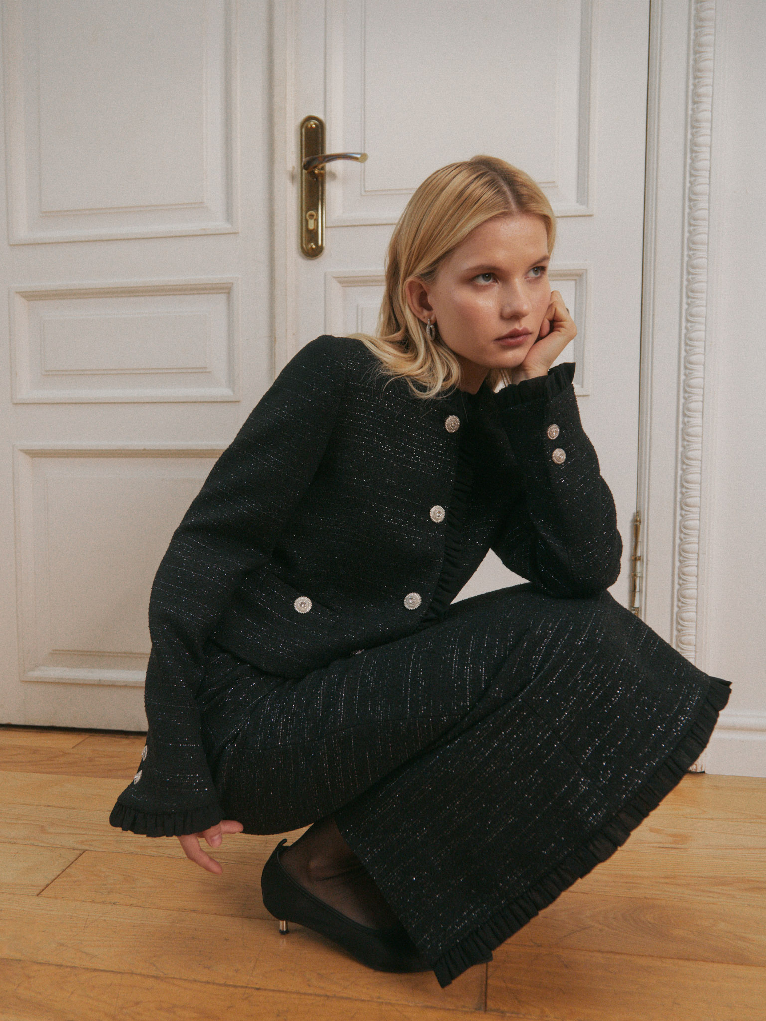 Tweedowa spódnica midi o prostym kroju z falbanami