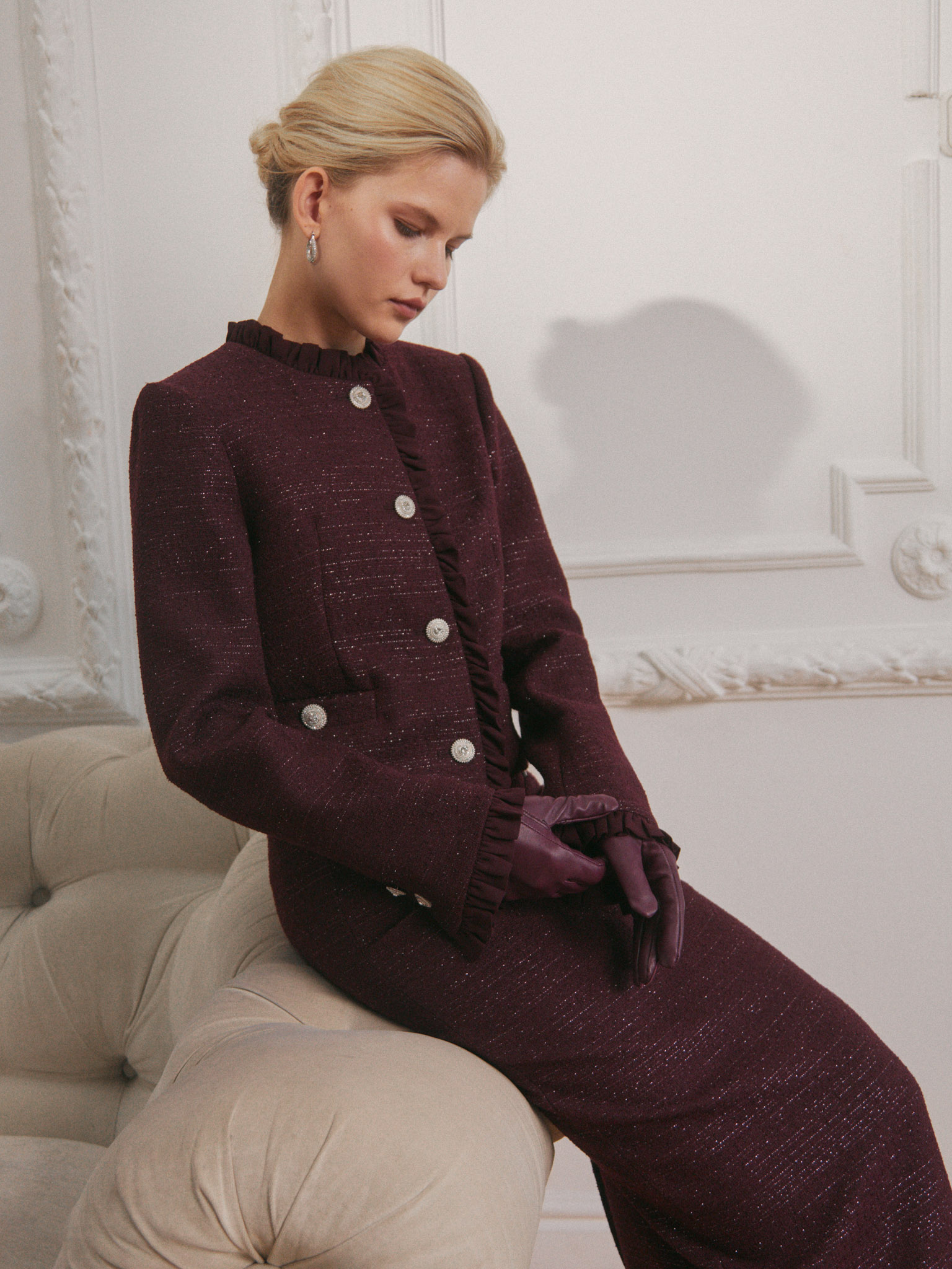 Tweedowa spódnica midi o prostym kroju z falbanami