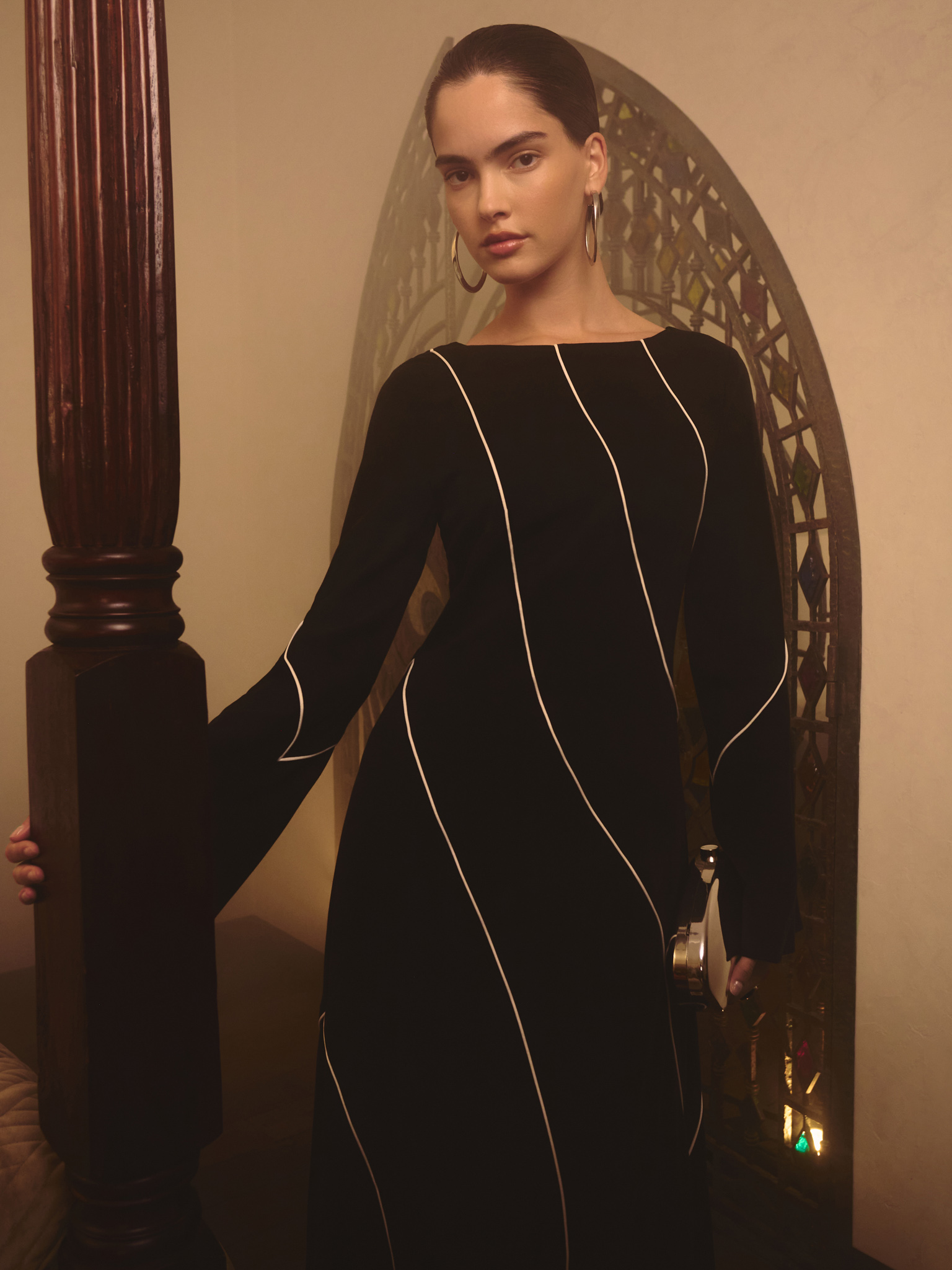 Fitted viscose midi dress with contrasting pattern