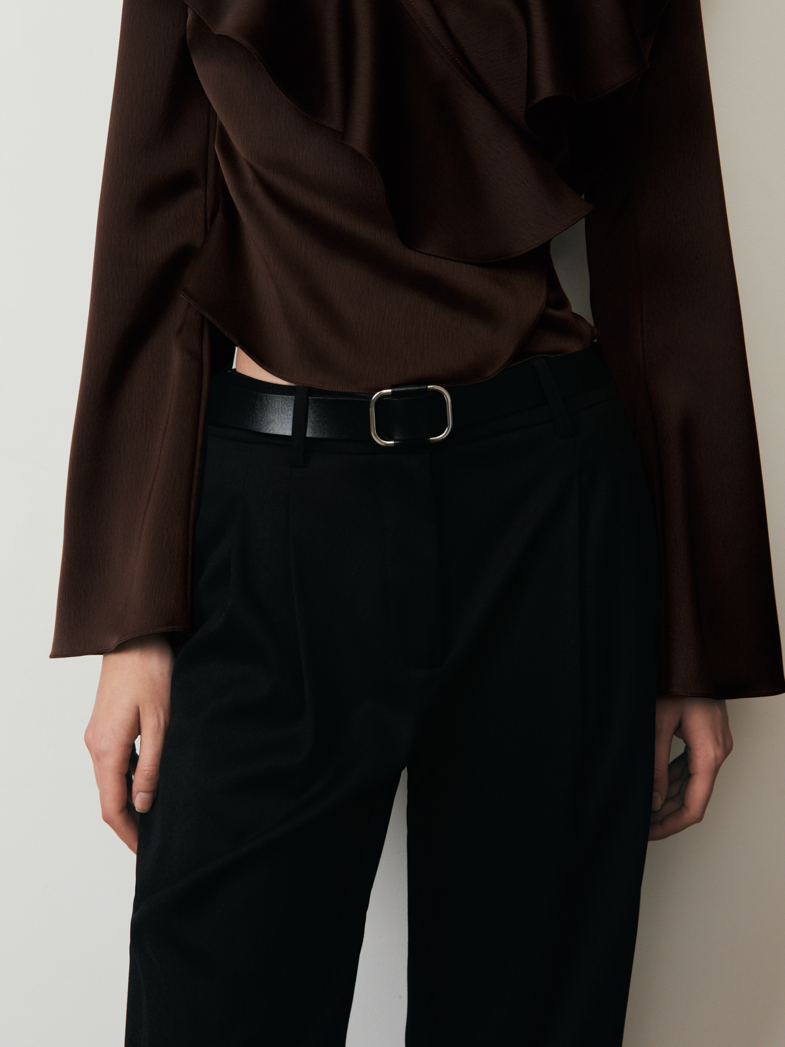 Skórzany pasek z ozdobną klamrą