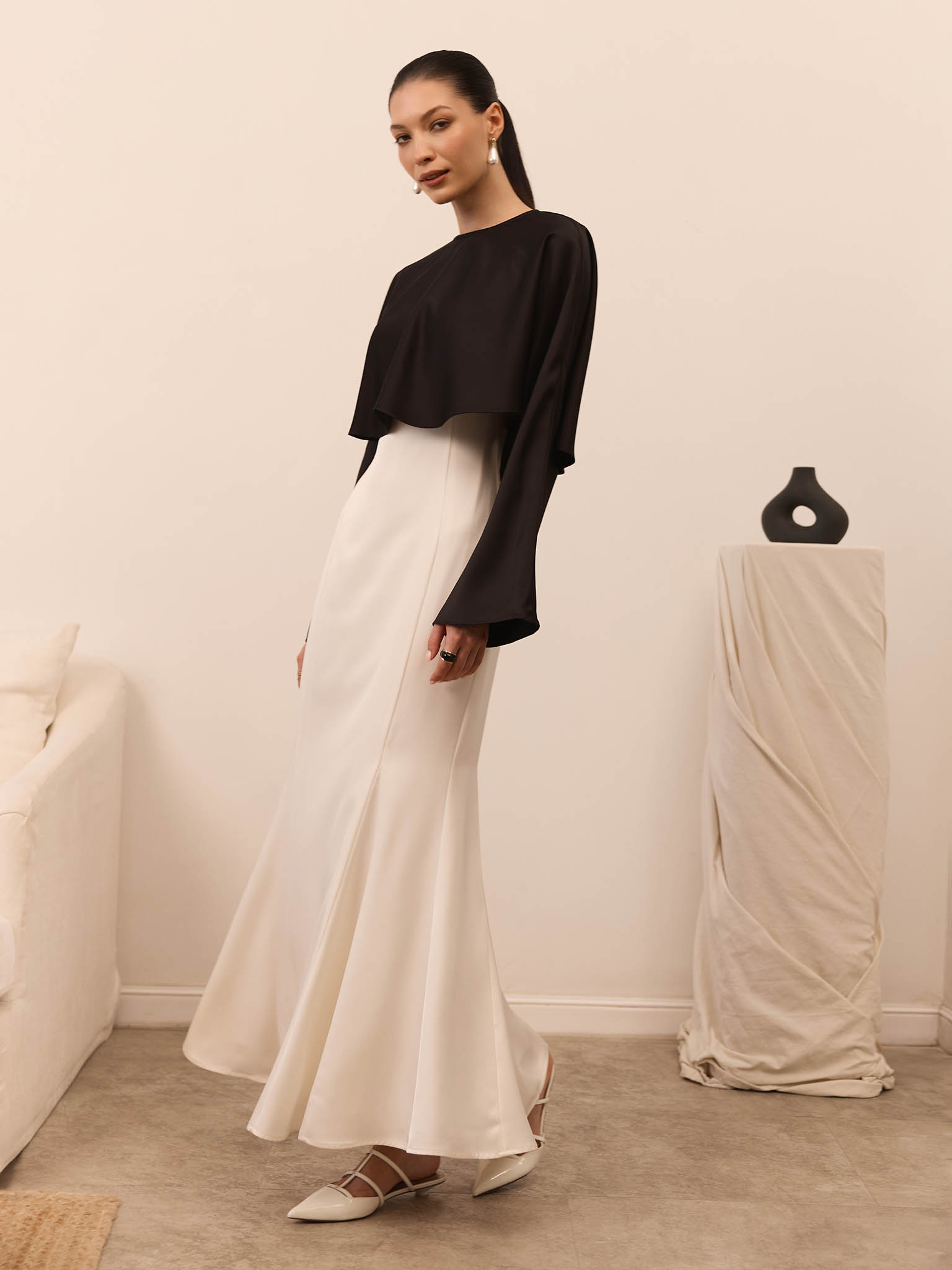 Maxi dress with voluminous cape and long sleeves