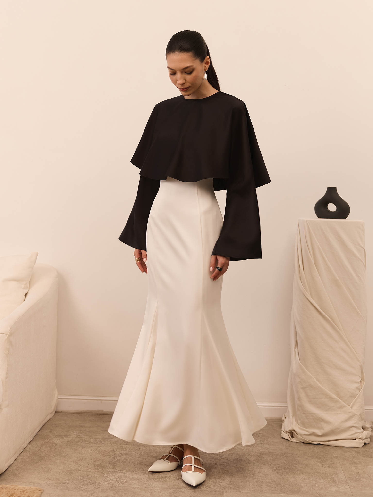 Maxi dress with voluminous cape and long sleeves