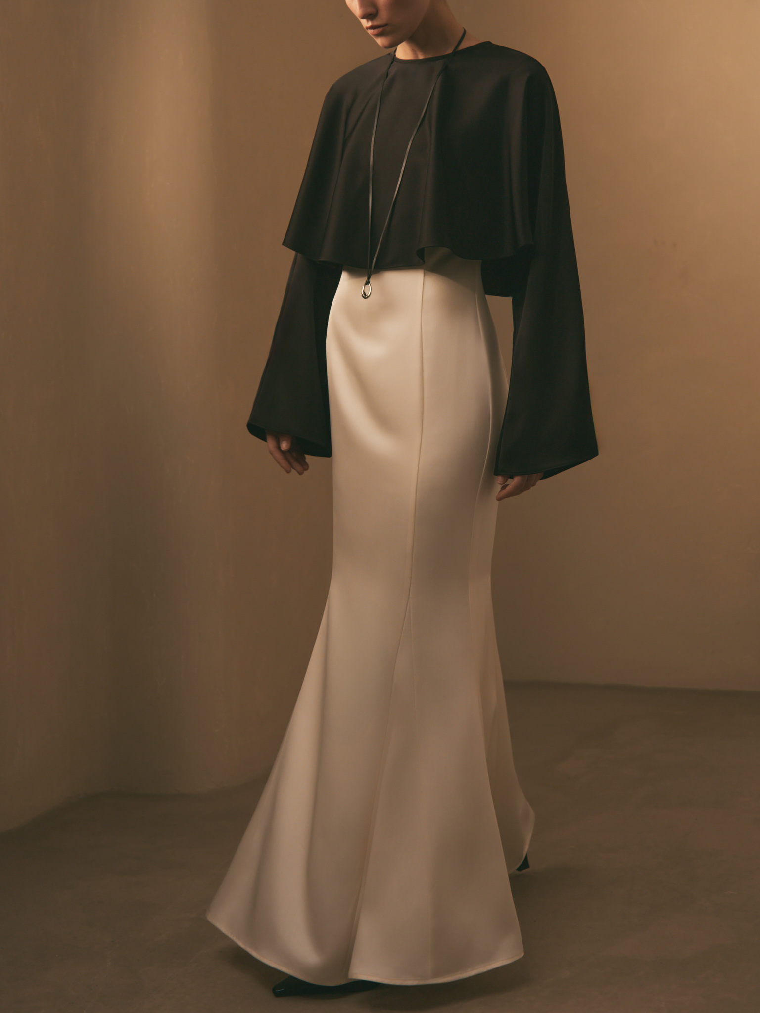 Maxi dress with voluminous cape and long sleeves