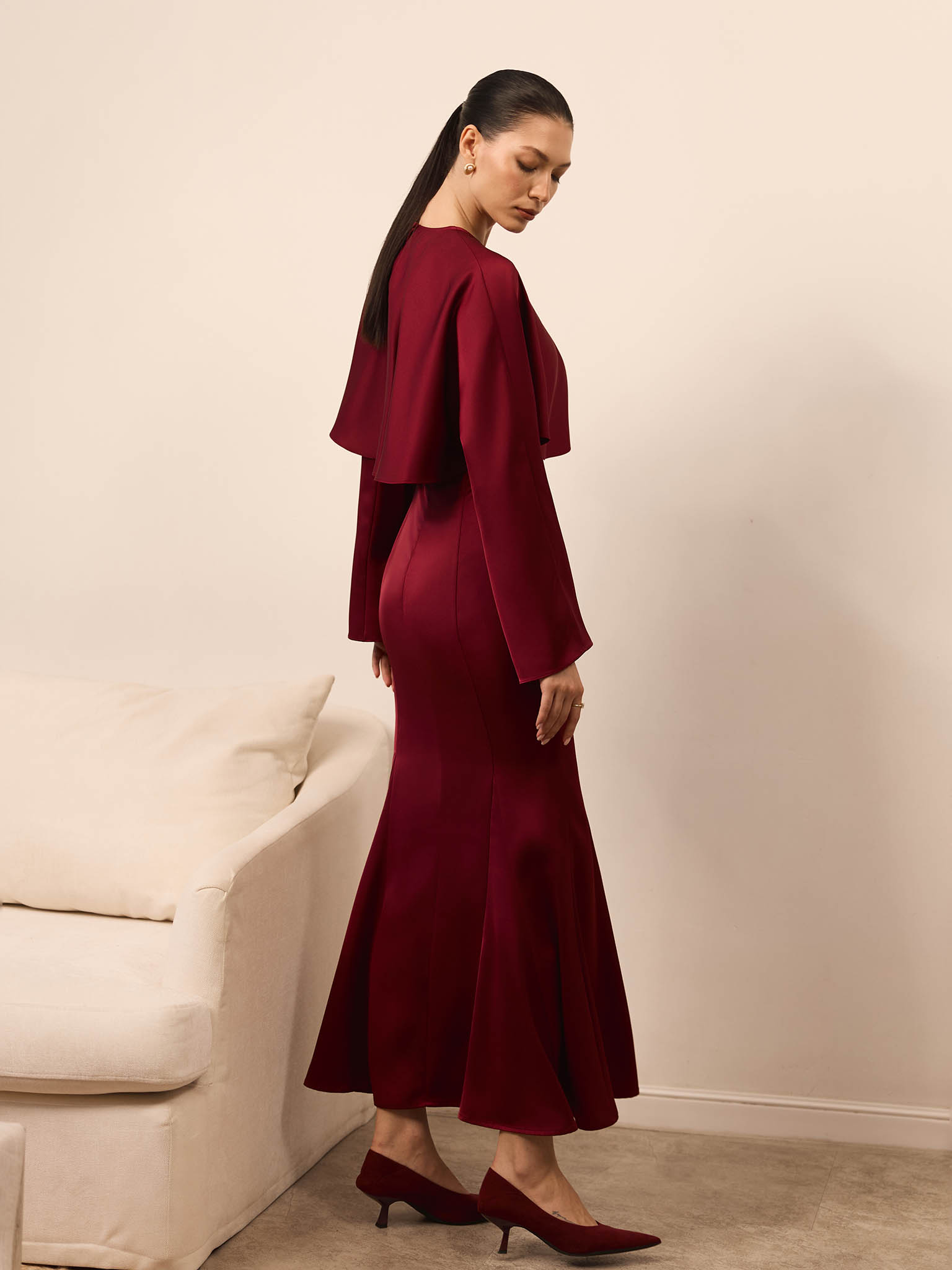 Платье макси с объемным кейпом и длинными рукавами