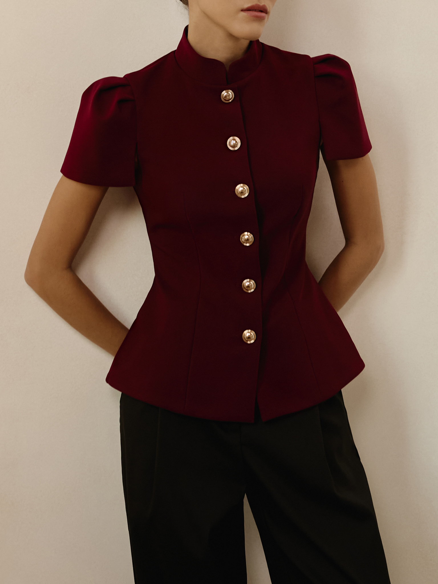 アクセサリー liz Приталенная блуза с воротником-стойкой :: LICHI - Online fashion store
