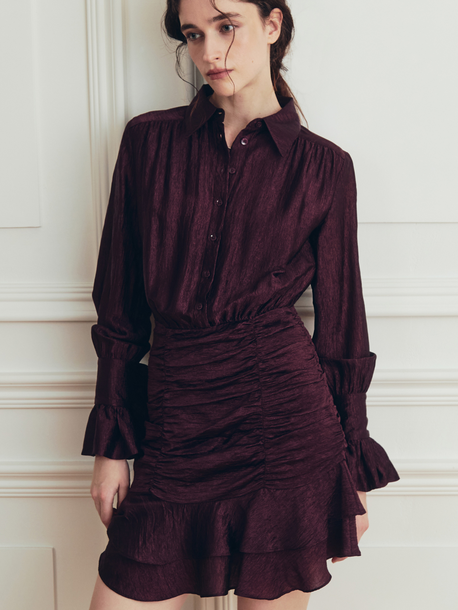 Платье мини со сборками на юбке и мелкими пуговицами в тон