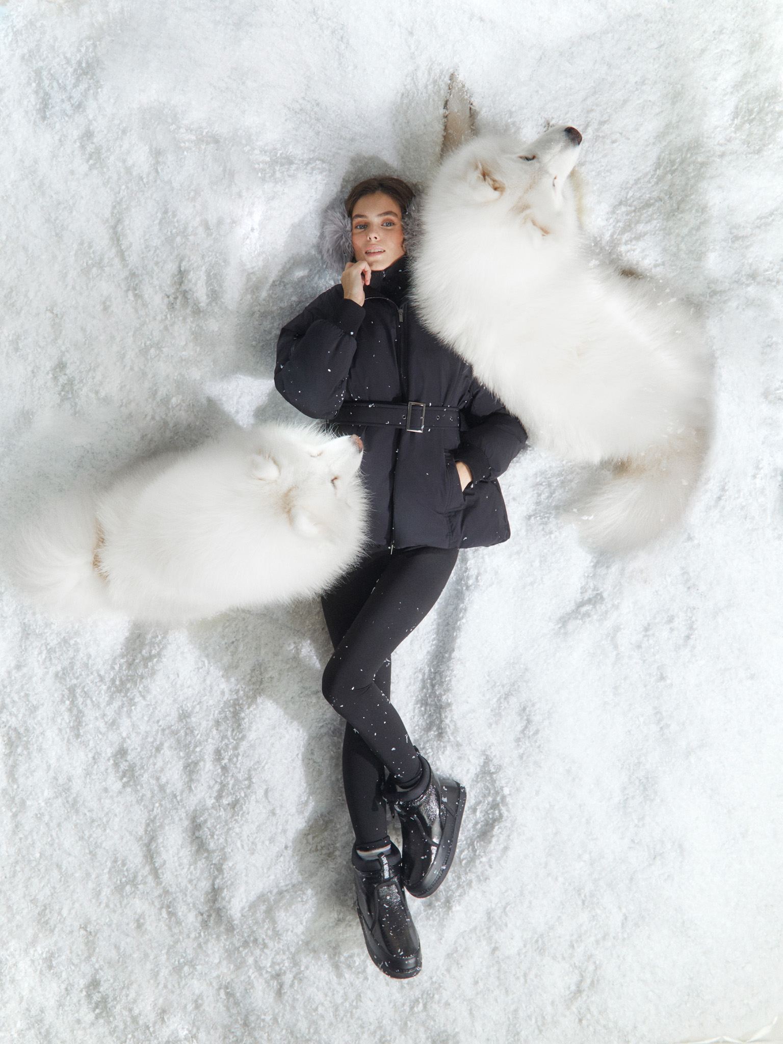 Krótka kurtka puchowa z paskiem w tym samym kolorze