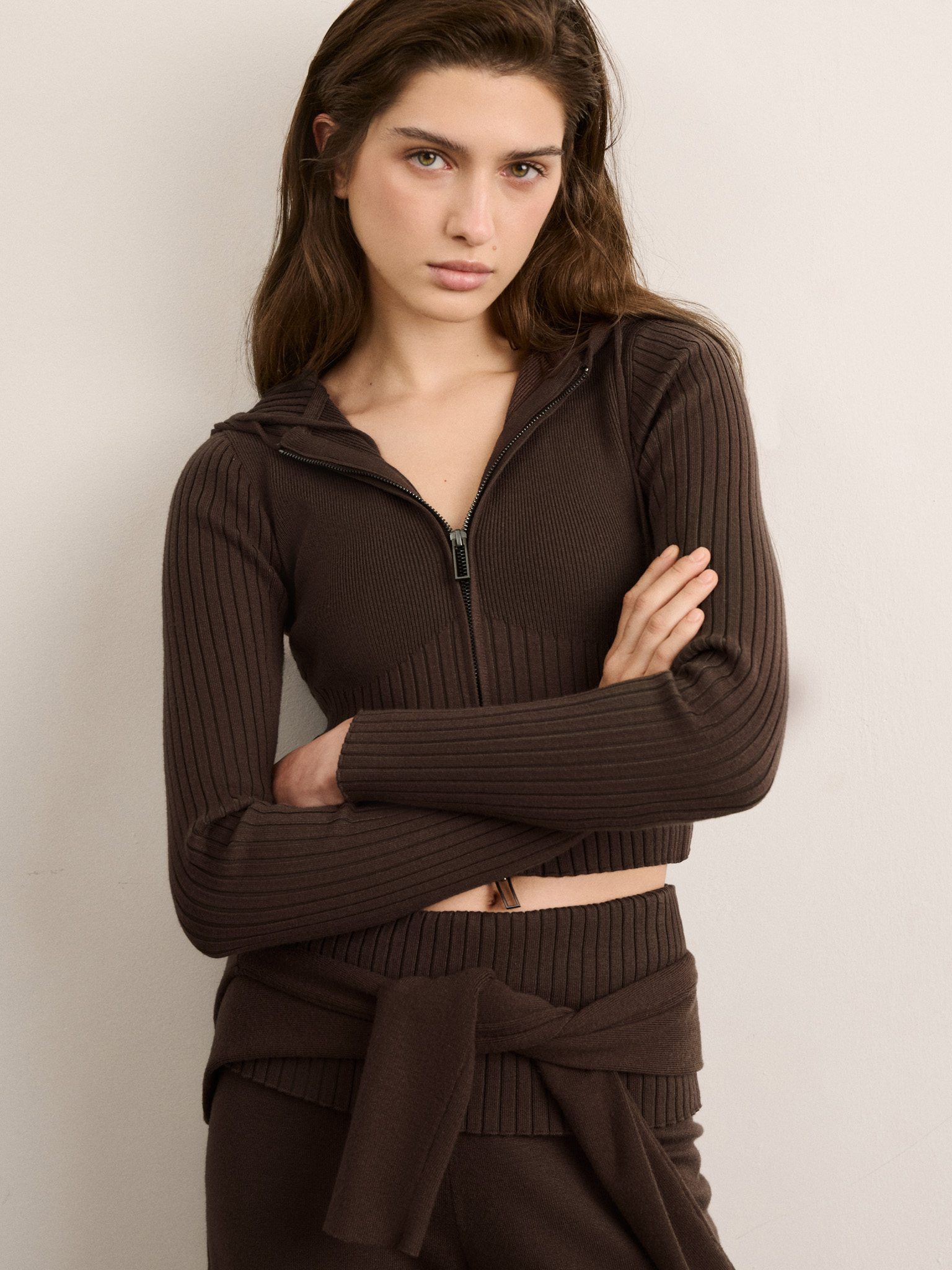 Cropped knitted cardigan with zip fastening :: LICHI - Online