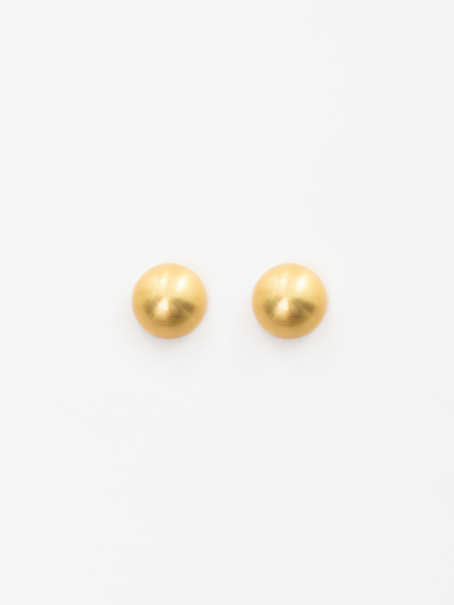 Voluminous round earrings