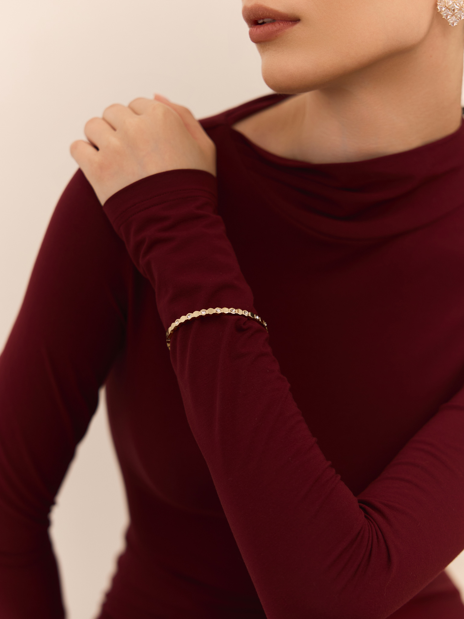 Thin metal bracelet with crystals