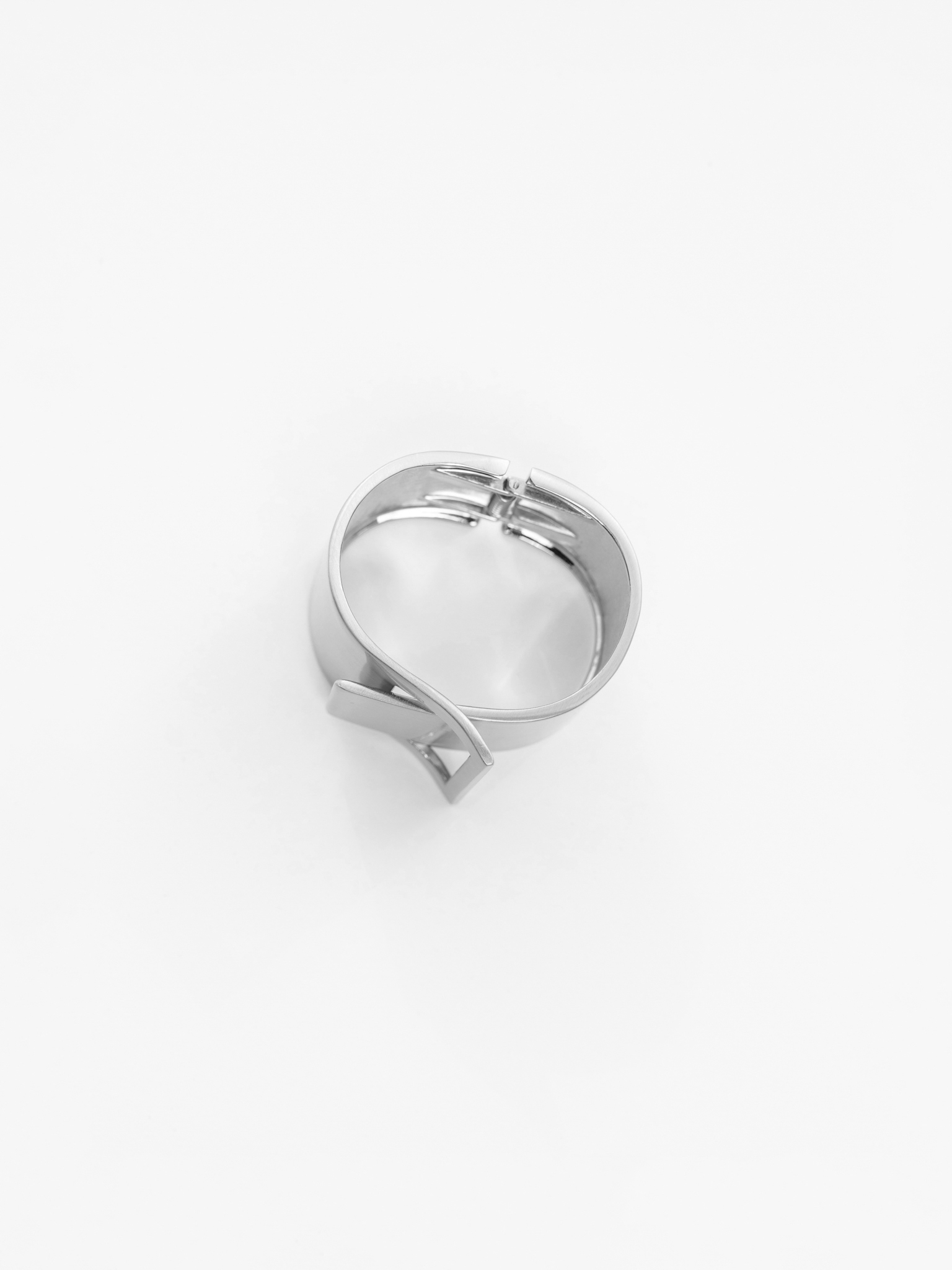 Geometric bracelet in shiny metal