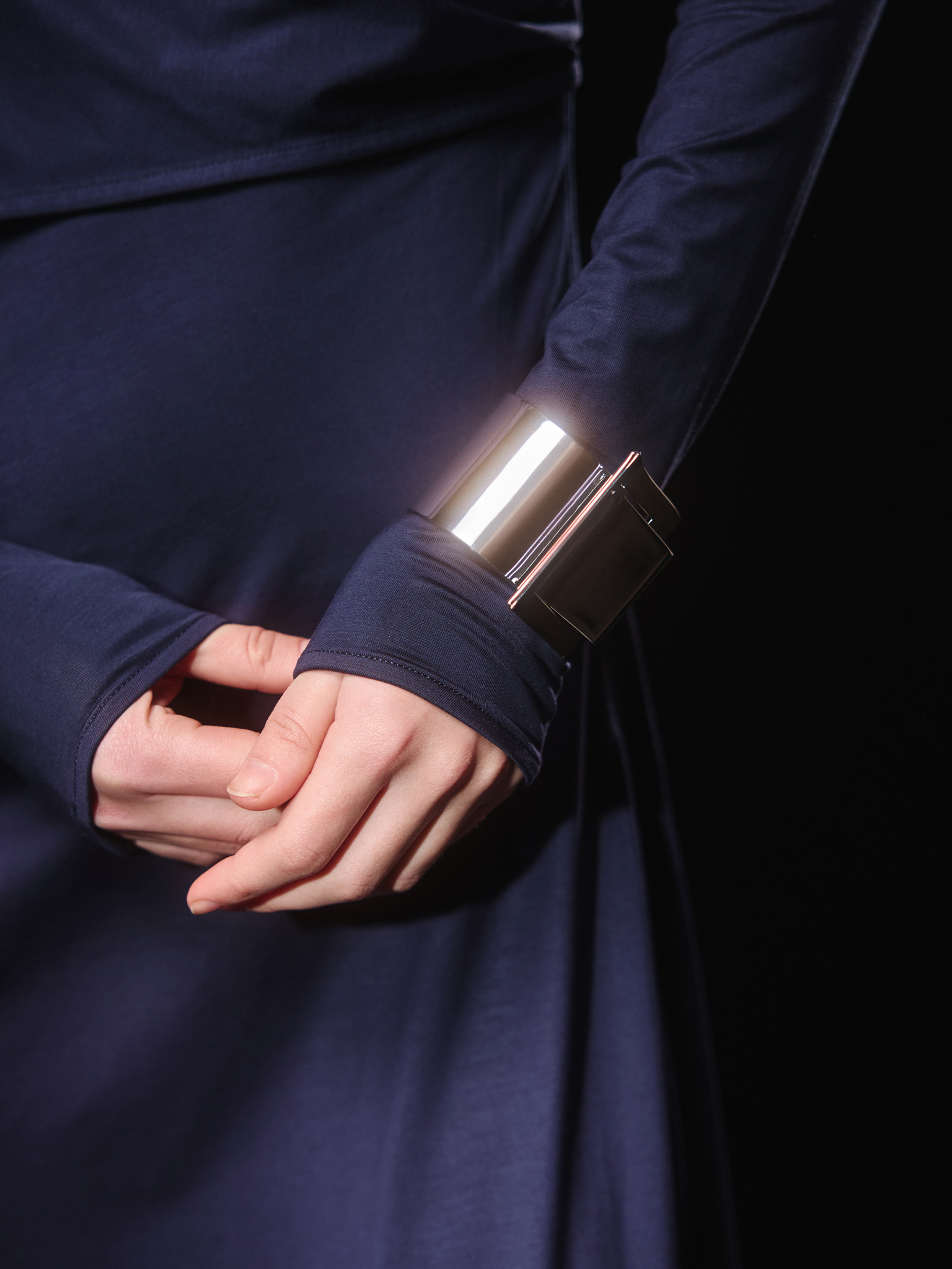 Geometric bracelet in shiny metal