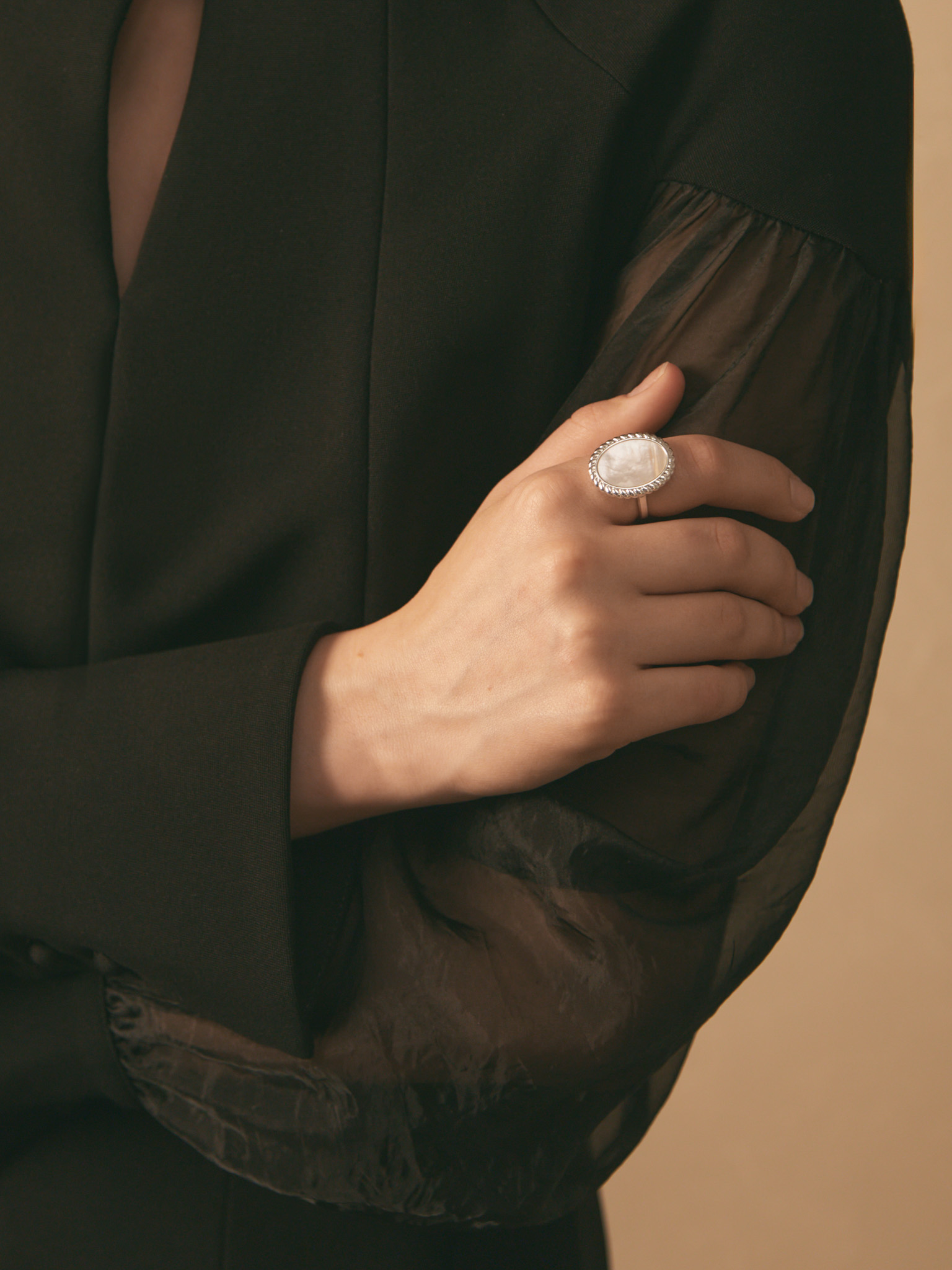 Ring with a voluminous pearlescent insert