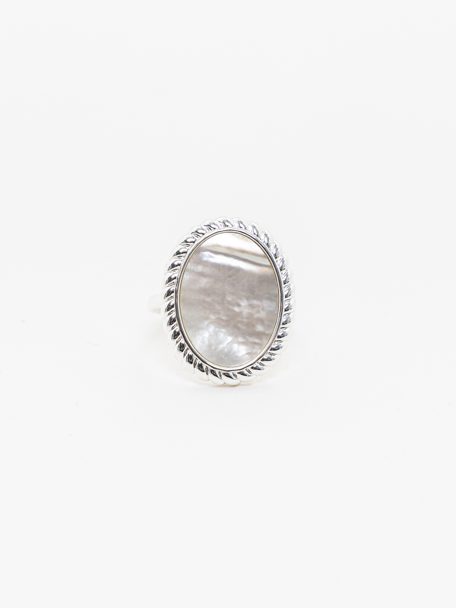 Ring with a voluminous pearlescent insert